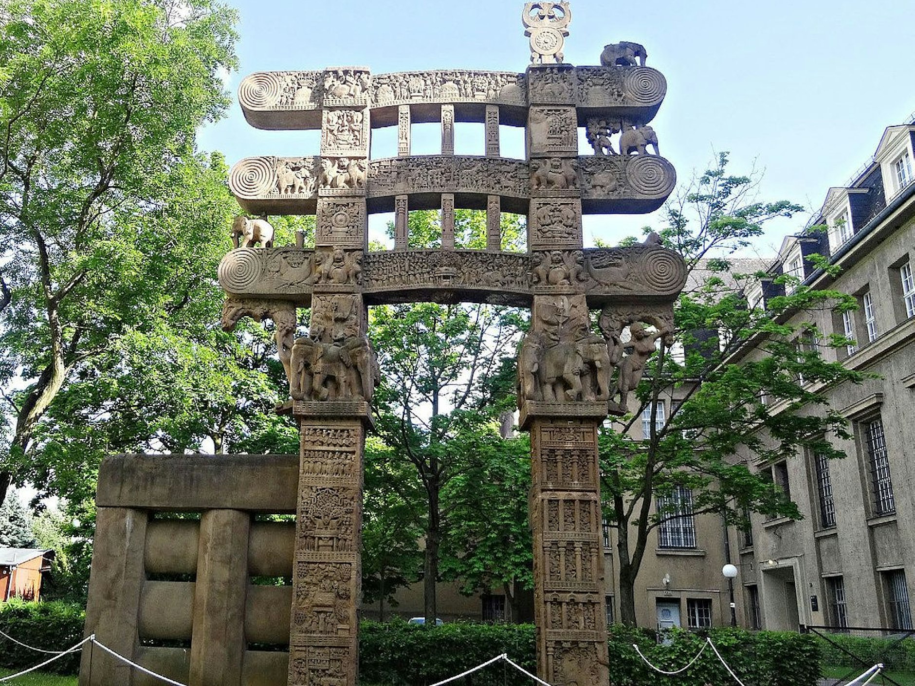 Das Ost-Tor des Großen Stupa von Sanchi als Kunststein-Abguss im Freigelände des ehemaligen Standorts des Ethnologischen Museums in Dahlem. Als neu anzufertigende Sandsteinkopie soll es an die Lustgartenseite des Berliner Schlosses.