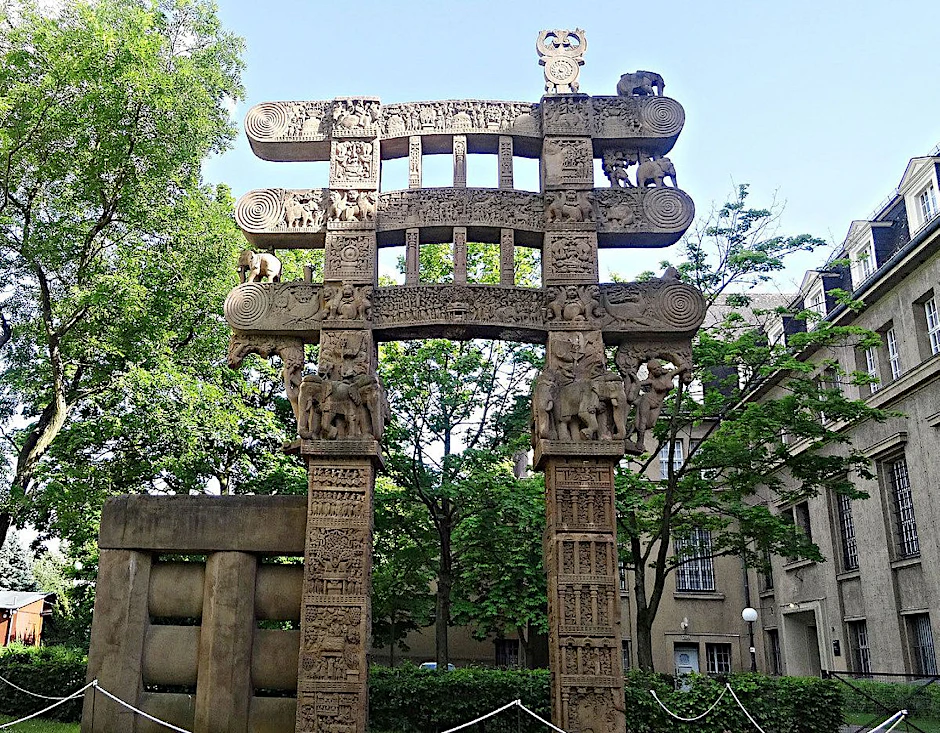 Das Ost-Tor des Großen Stupa von Sanchi als Kunststein-Abguss im Freigelände des ehemaligen Standorts des Ethnologischen Museums in Dahlem. Als neu anzufertigende Sandsteinkopie soll es an die Lustgartenseite des Berliner Schlosses.