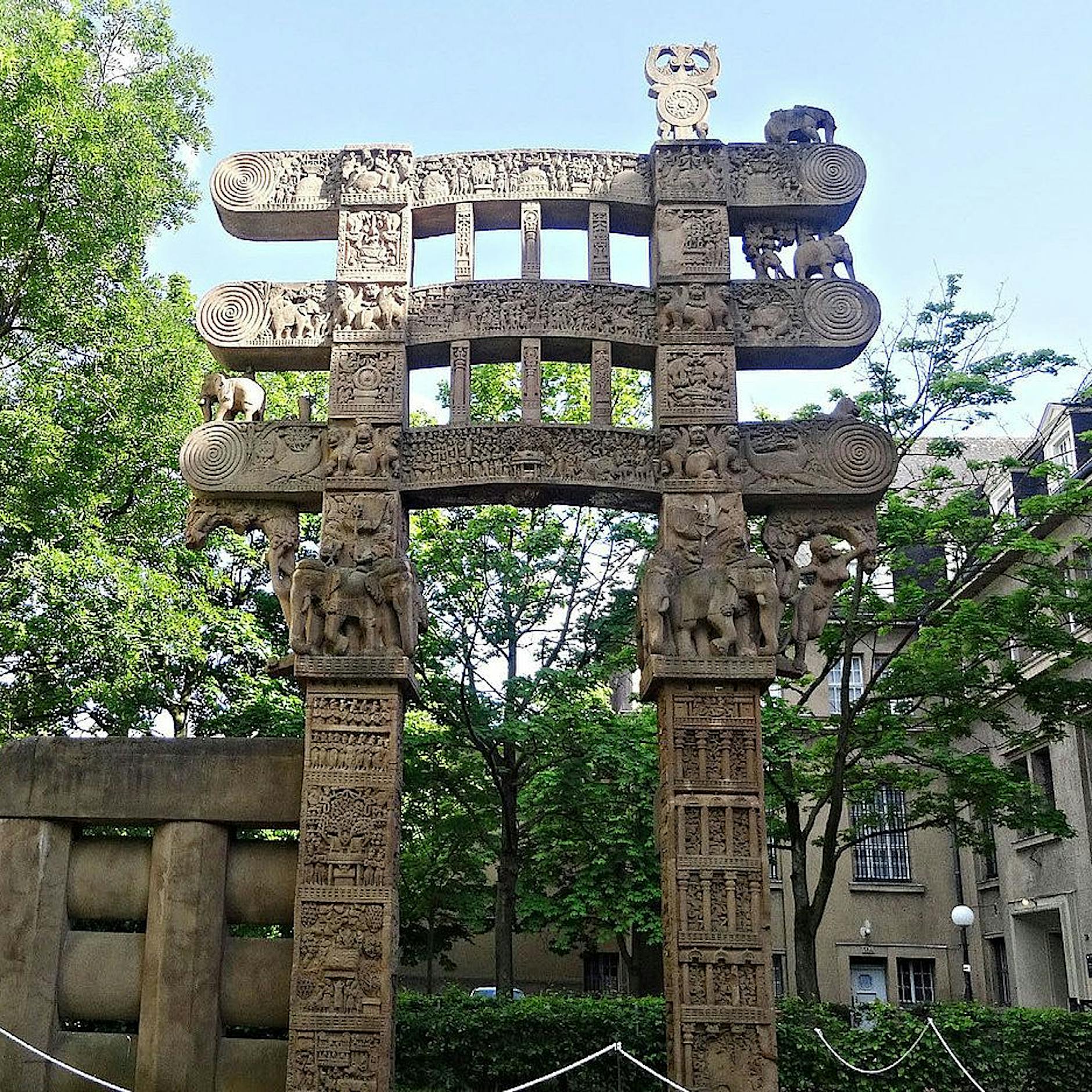 Exot am Schloss: Humboldt-Forum stellt altindisches Tor unters Christenkreuz