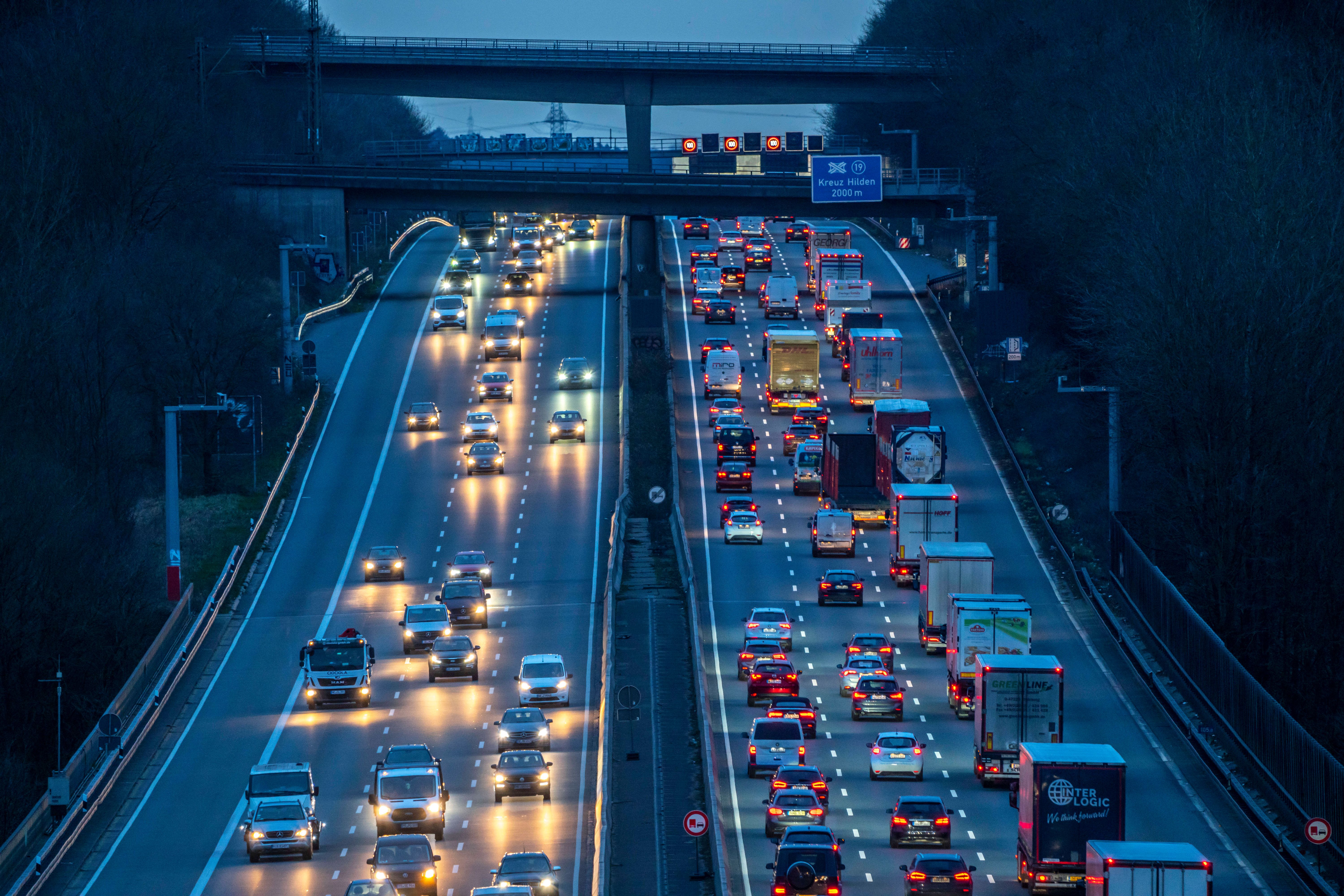 Image - Gas-Krimi mit Russland eskaliert: Kommt jetzt doch das Tempolimit und das Aus für Kurzstreckenflüge?