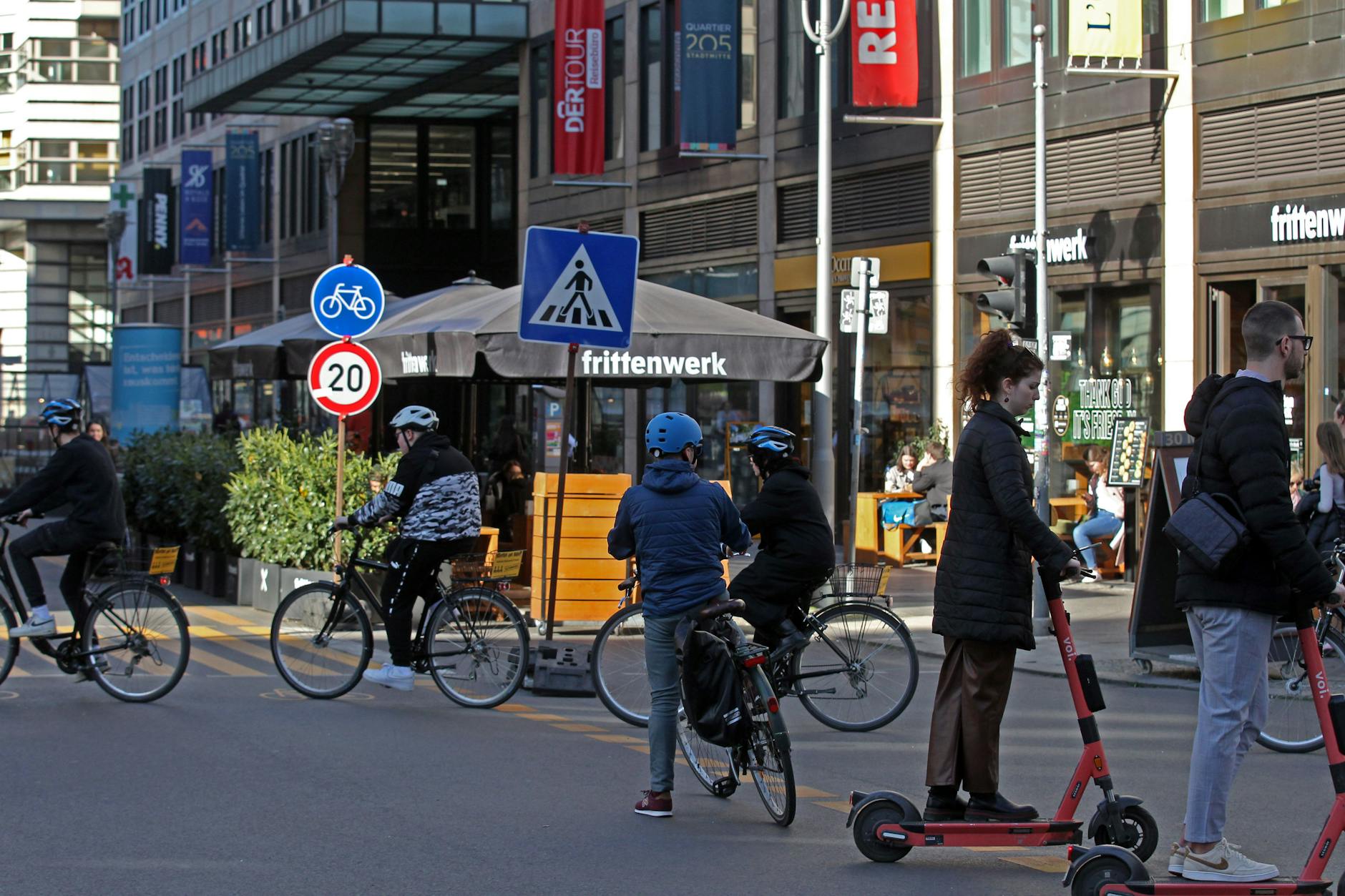 Je nach Tageszeit und Witterung kann man die Friedrichstraße als menschenleere Einöde oder belebten Wohlfühlort fotografieren. Für Verdruss bei Fußgängern sorgt die Radler-Piste in der Mitte der Fahrbahn.