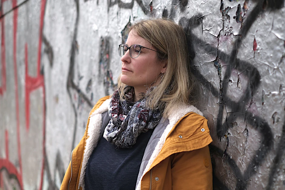 Erschöpft: Manuela Faust aus Berlin leidet seit ihrer Corona-Impfung unter schweren Nebenwirkungen.