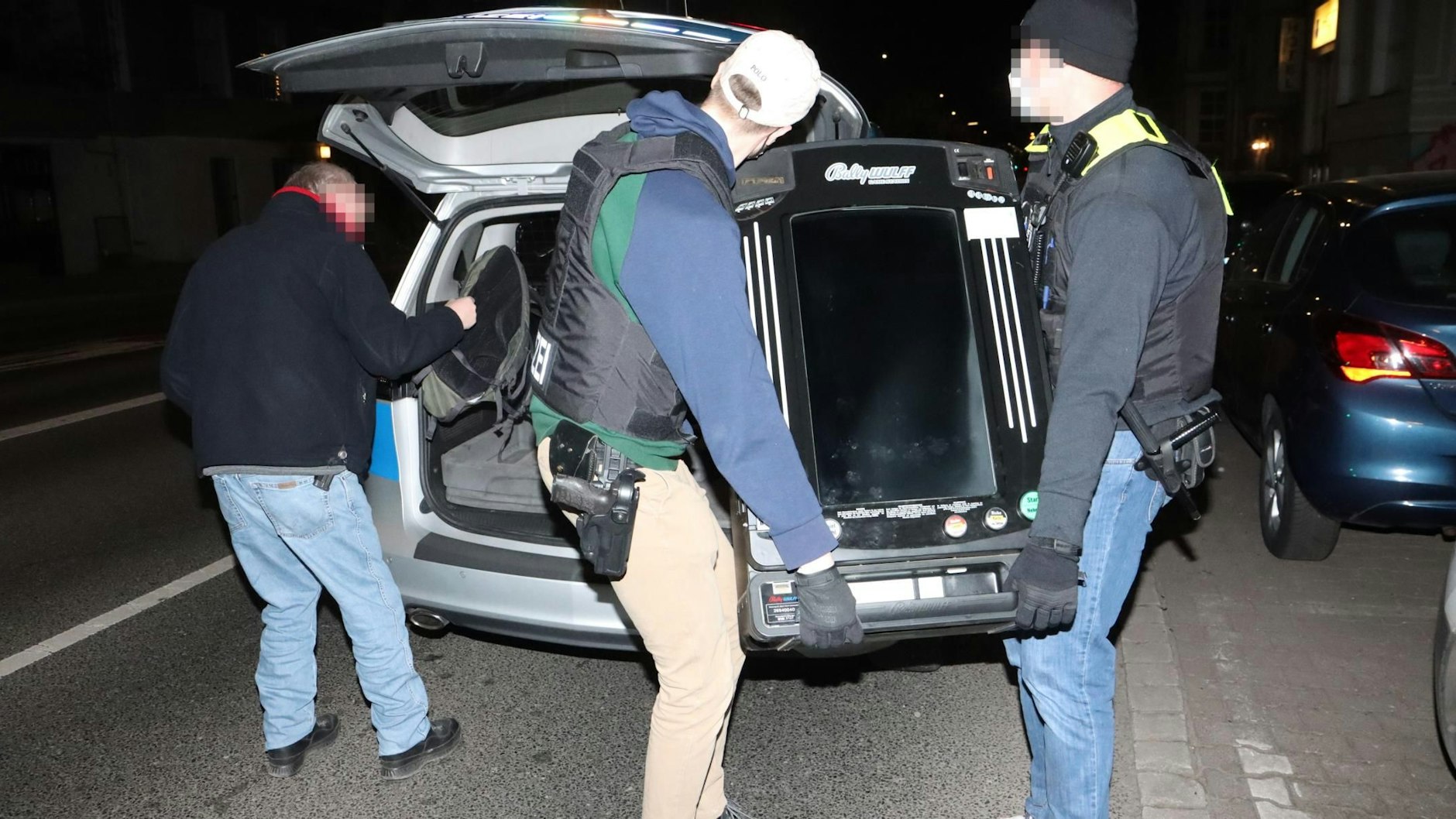 Polizisten mussten beschlagnahmte Automaten in ihre Zivilautos laden, weil der Lkw voll war.