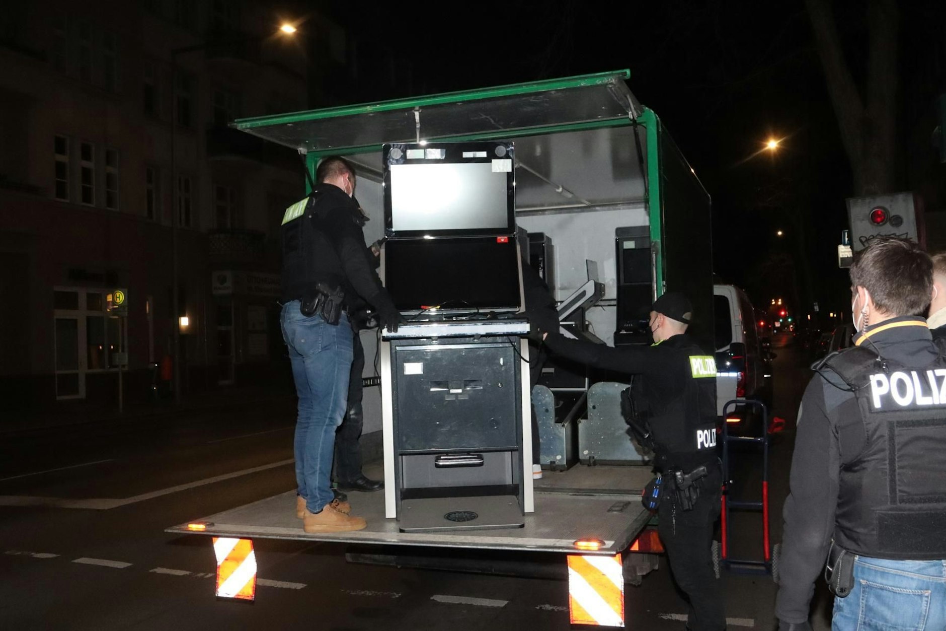 Wohin damit? 21 Geldspielautomaten beschlagnahmte die Polizei in der Nacht.