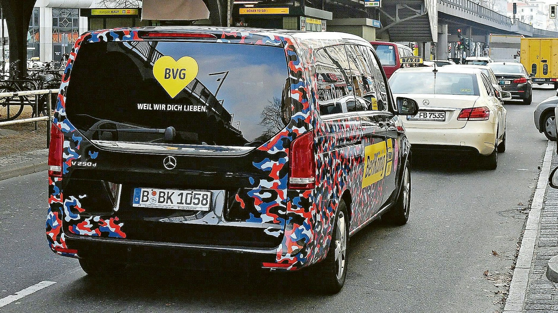 On-demand-Ridepooling: Mit dem Berlkönig kann man dies in Berlin bereits ausprobieren. Die Ausnahmegenehmigung endet im September. Dann sollen die neuen Rufbusse schon fahren.