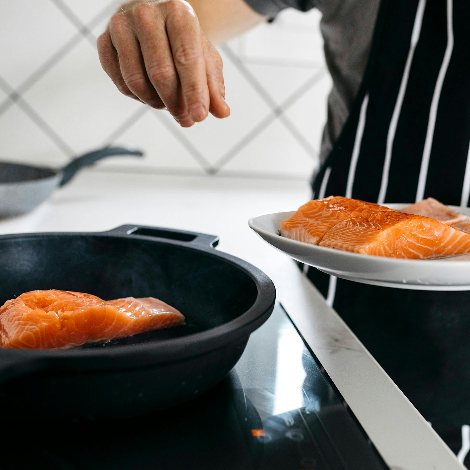 Feiner Lachs auf pikanter Tomaten-Kokos-Soße. Ein köstliches Gericht auch zum Abnehmen