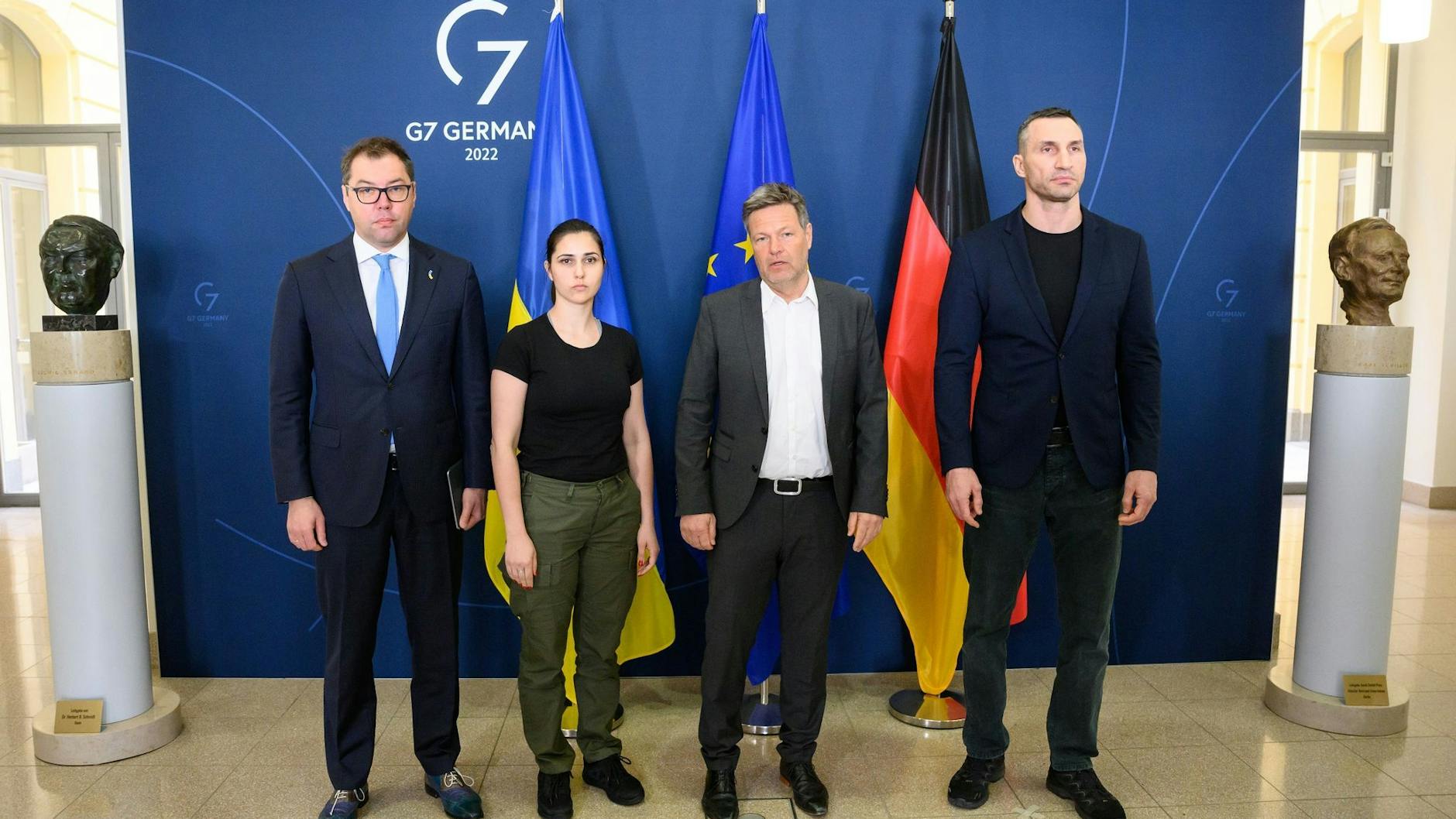 Robert Habeck (2.v.r, Bündnis 90/Die Grünen), Bundesminister für Wirtschaft und Klimaschutz, trifft sich mit Wladimir Klitschko (r), Olexij Makjejew (l), Sonderbeauftragter des ukrainischen Außenministeriums für Sanktionspolitik, und Halyna Yanchenko, Mitglied des ukrainischen Parlaments und Vorsitzende der Ukrainisch-Deutschen Parlamentariergruppe.