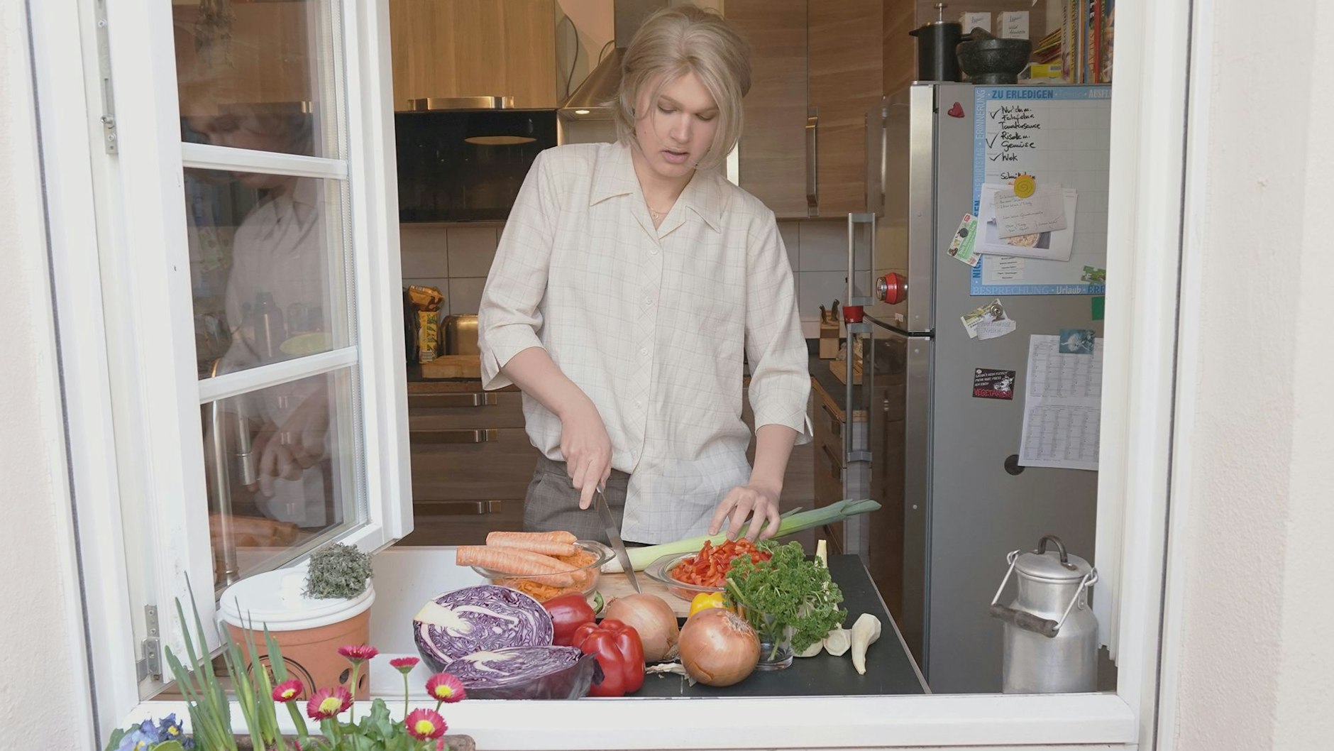 Zi Faámelu&nbsp;in ihrem neuen Zuhause in Magdeburg in der Küche ihrer Gastfamilie.