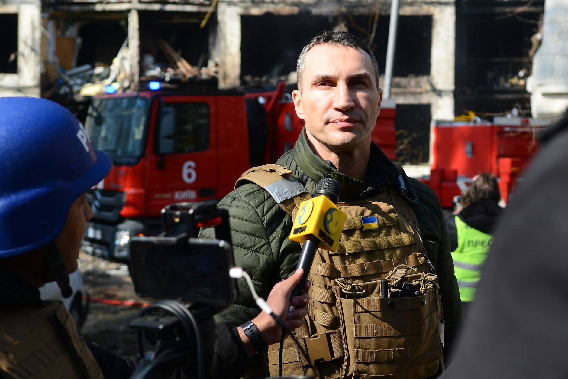 Am 15. März spricht&nbsp; Wladimir Klitschko, ehemaliger ukrainischer Box-Profi, vor einem von den russischen Truppen beschossenen Wohnhaus mit Journalisten. Der frühere Box-Weltmeister Wladimir Klitschko ist mit einer Delegation aus der ukrainischen Hauptstadt Kiew nach Deutschland gefahren.