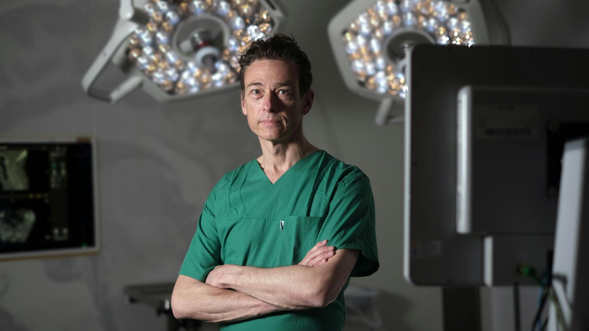 Der Berliner Neurochirurg Peter Vajkoczy in einem der Hightech-OP-Säle der Charité.