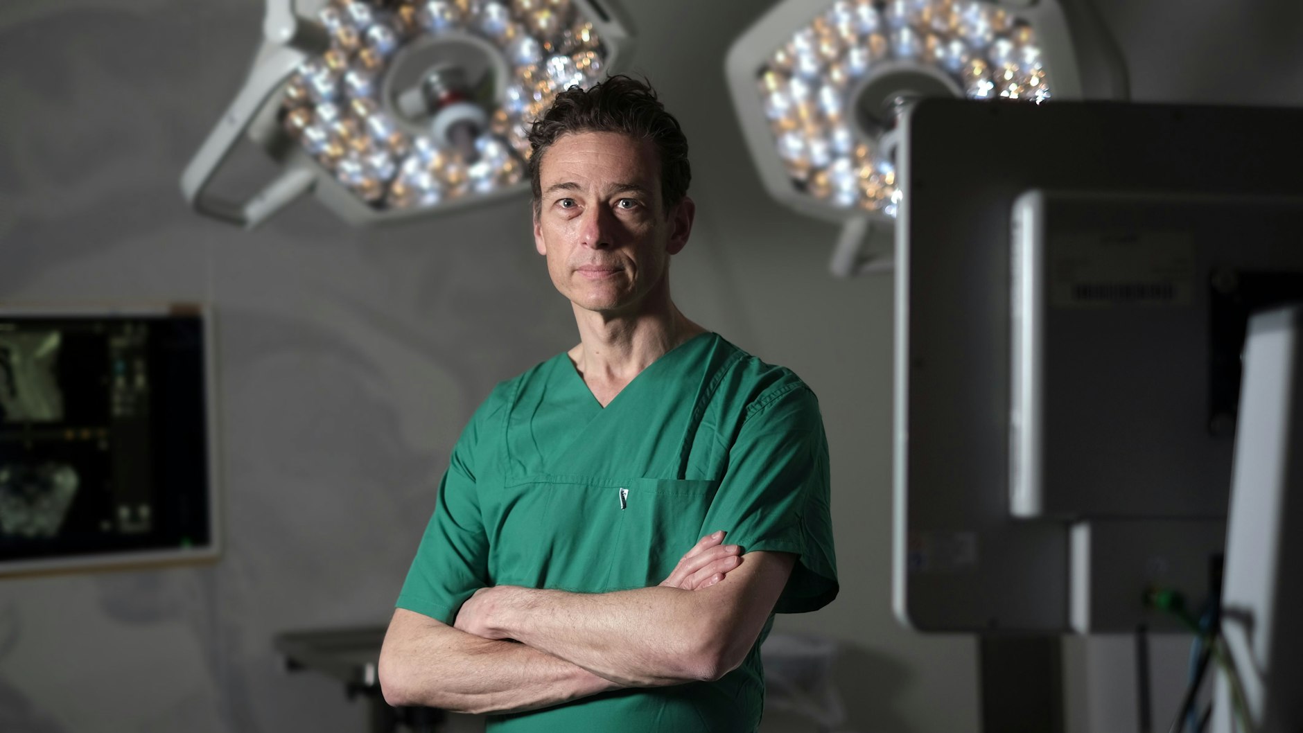 Der Berliner Neurochirurg Peter Vajkoczy in einem der Hightech-OP-Säle der Charité.