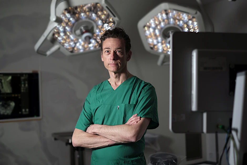 Der Berliner Neurochirurg Peter Vajkoczy in einem der Hightech-OP-Säle der Charité.