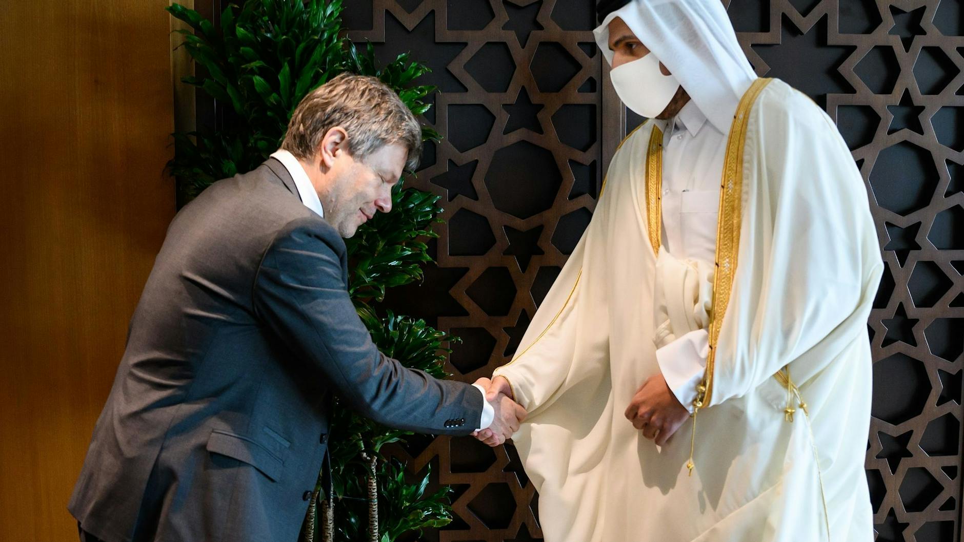 Scheich Mohammed bin Hamad bin Kasim al-Abdullah Al Thani, Minister für Handel und Industrie von Katar, begrüßt Bundeswirtschaftsminister Robert Habeck.. Das Foto fange die Situation nicht richtig ein, sagt Habeck, man habe sehr selbstbewusst verhandelt.