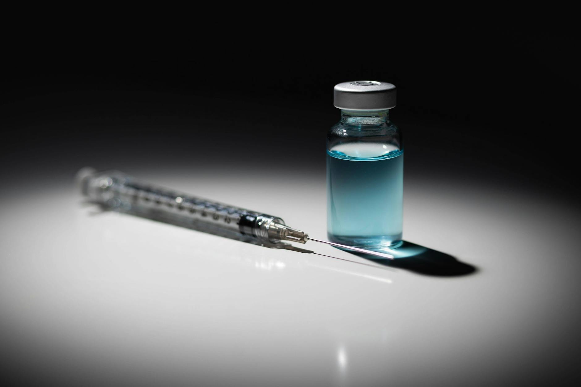 Ist die Impfung gegen Covid-19 so sicher wie gewünscht? Der Berliner Arzt Erich Freisleben hegt angesichts vieler Patienten mit Impfnebenwirkungen Zweifel daran.