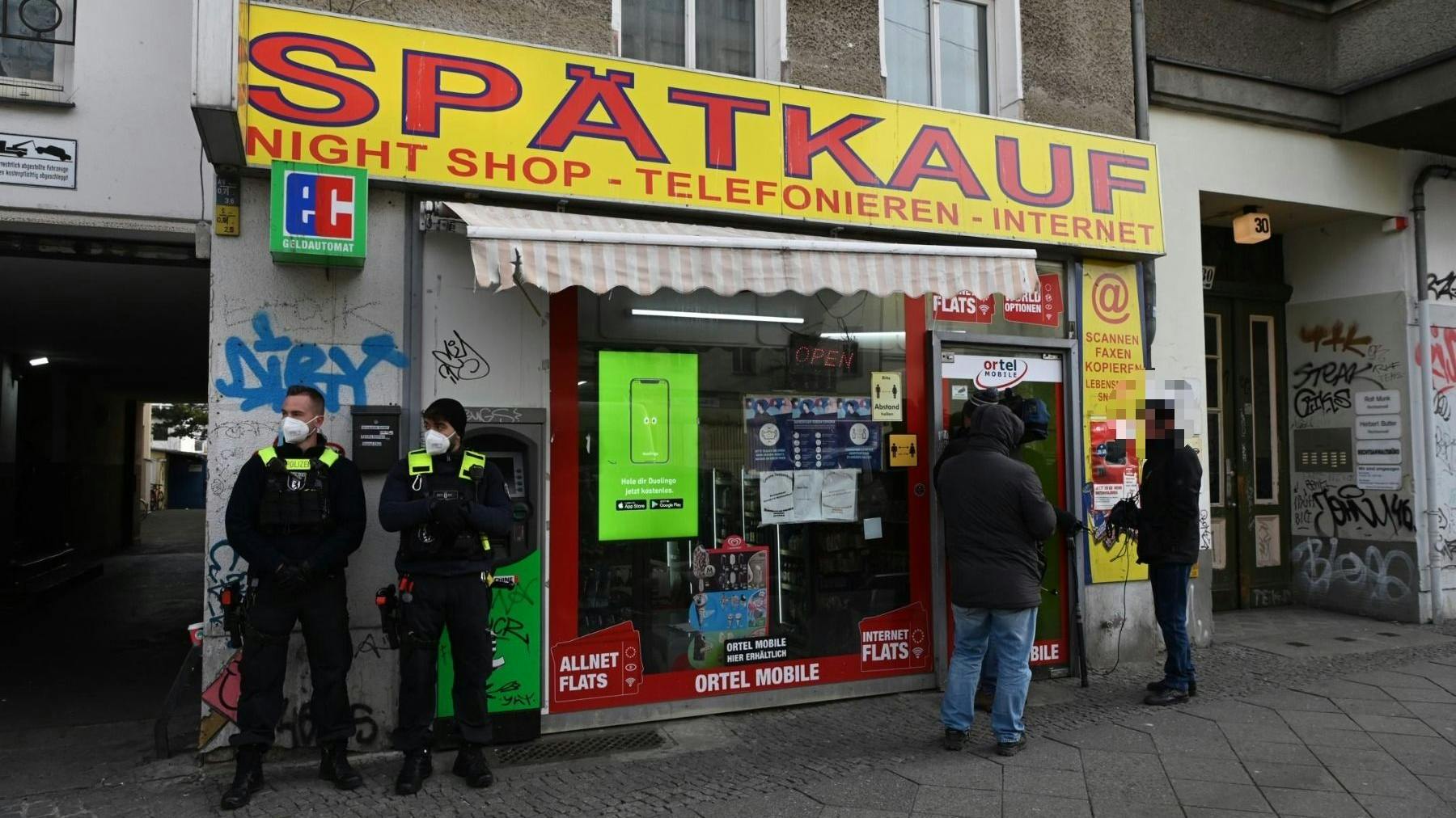 Die Polizei während der Razzia am Donnerstagmorgen.