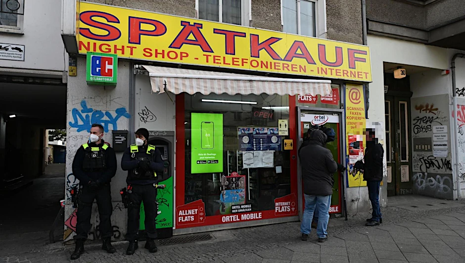 Die Polizei während der Razzia am Donnerstagmorgen.