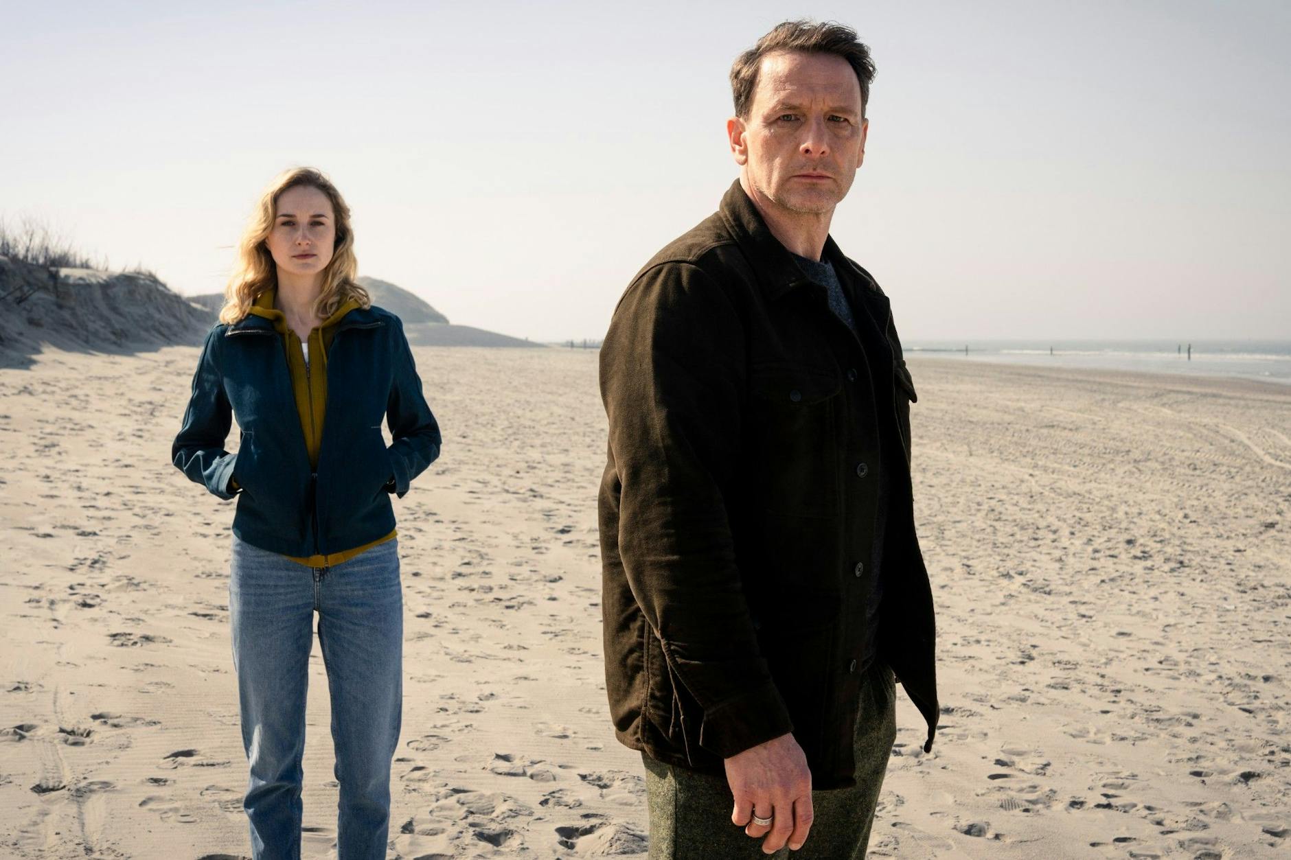 Hendrik Duryn und Pia-Micaela Barucki beim Dreh in Ostfriesland