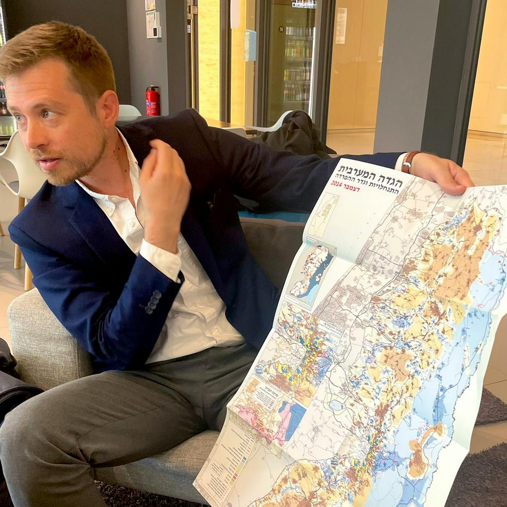 Der Direktor von „Breaking the Silence“ mit einer Karte der besetzten Gebiete. Hier im Berliner Verlag