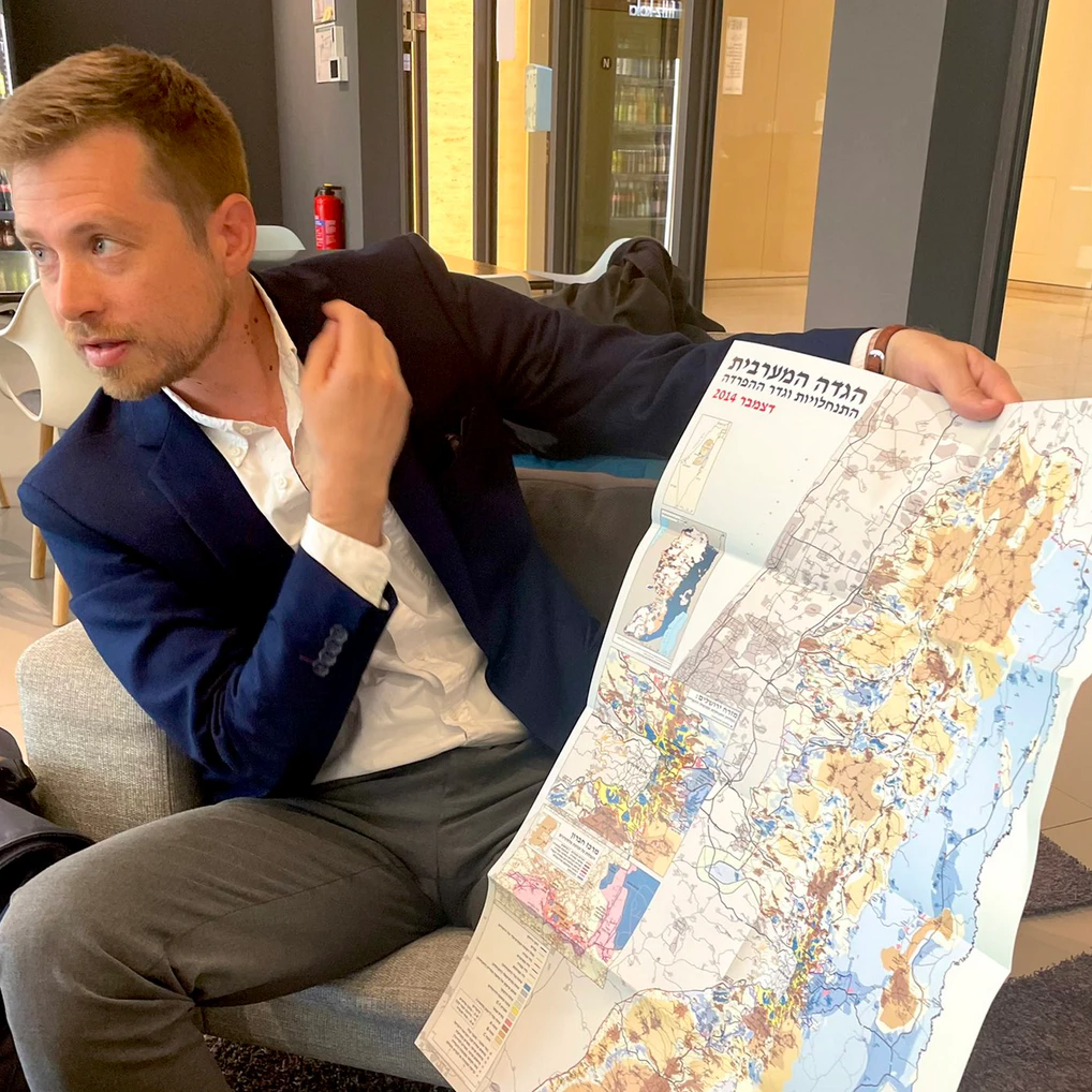 Der Direktor von „Breaking the Silence“ mit einer Karte der besetzten Gebiete. Hier im Berliner Verlag