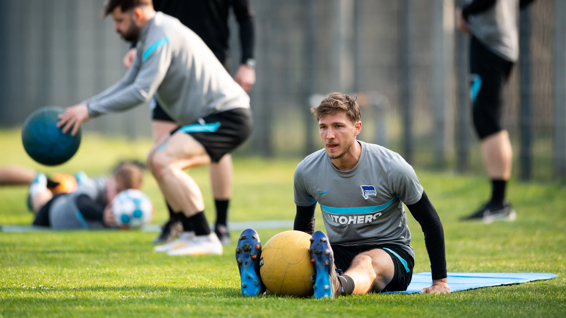 Auch wenn er Hertha BSC am Saisonende verlassen wird, hat Niklas Stark im Trainingslager noch einmal vollen Einsatz mit den Medizinbällen gezeigt.