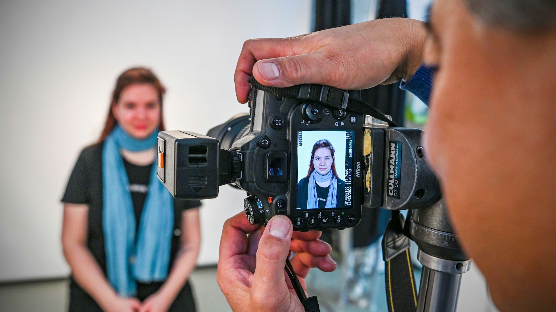 Ein Passbild ist in Berlin bei vielen Behörden nötig. Viele Geflüchtete machen Gebrauch von dem kostenlosen Angebot.