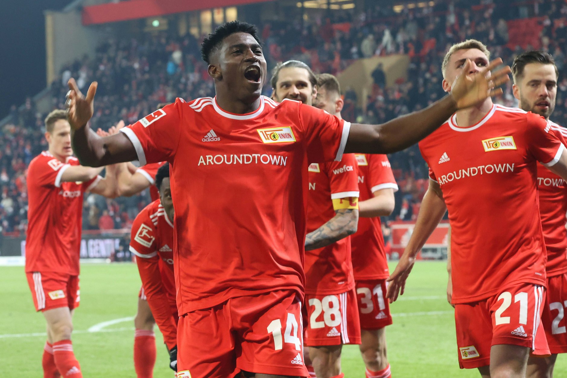 Unions Taiwo Awoniyi lässt sich von den Kollegen nach seinem Siegtreffer gegen den 1. FC Köln feiern.