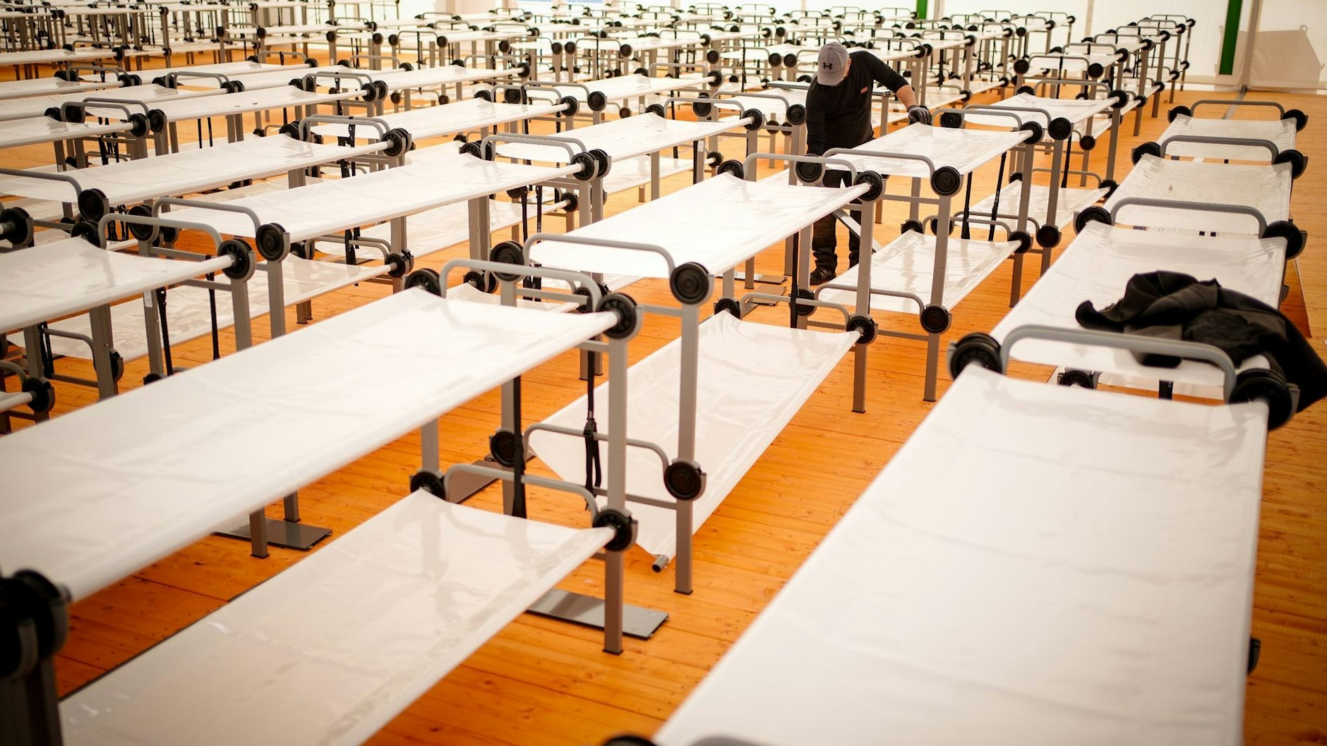 Erst mal sollen die ungefähr 115 Bewohner des City Hotel Ansbach in einem Flüchtlingslager am ehemaligen Flughafen Tegel untergebracht werden.