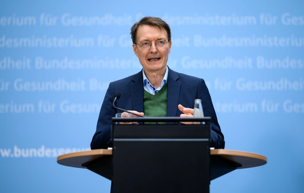 Lauterbach: „Bitte tragen Sie freiwillig Masken in Innenräumen“