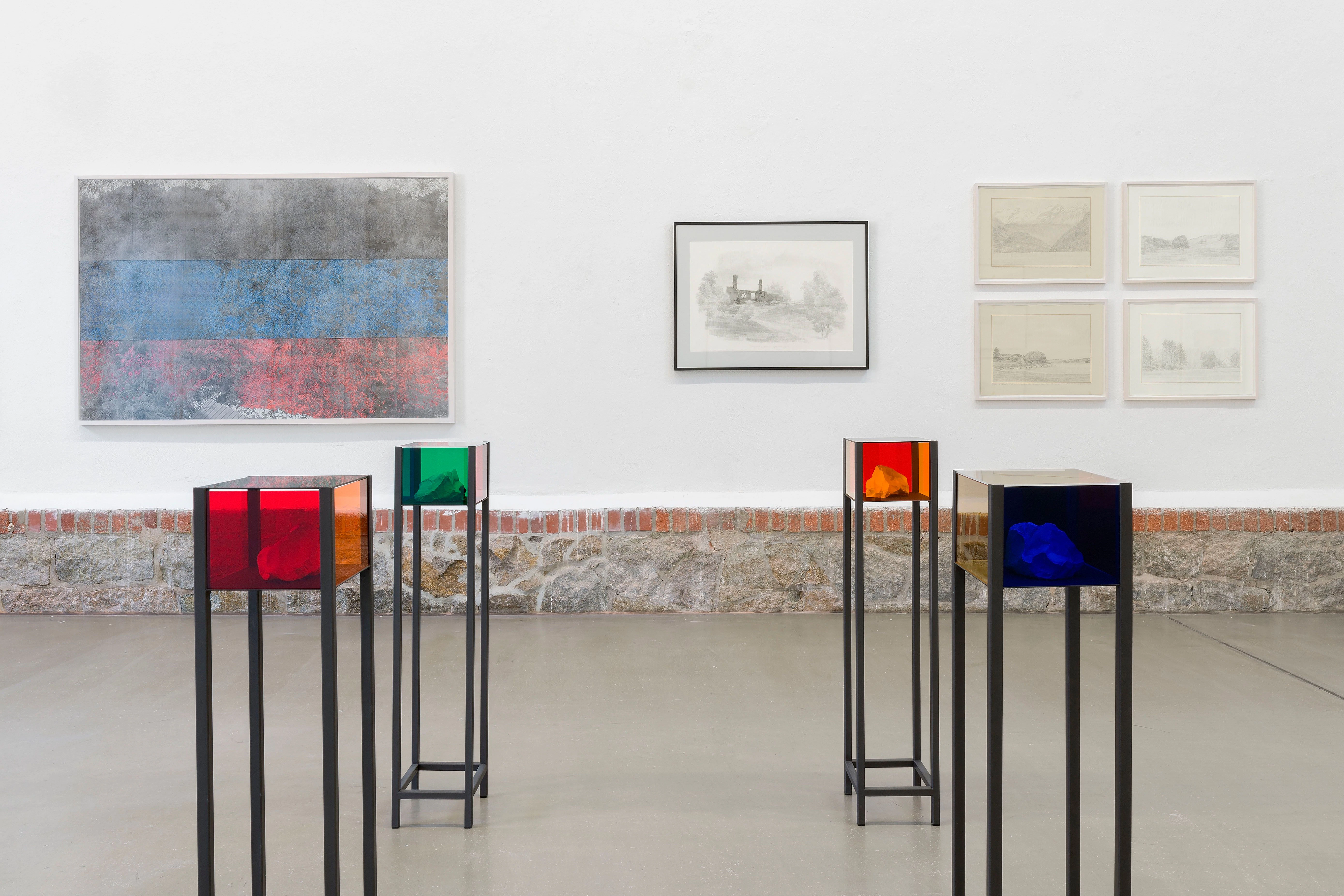 Politische Landschaften. Blick in&nbsp;Nakonechnas zweiten Ausstellungsraum mit Zeichnungen und Objekten