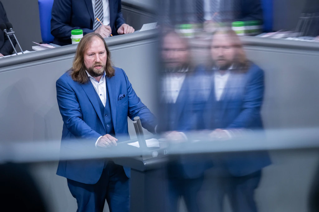 Hofreiter widerspricht Habeck: Kein Geld mehr für das russische Regime!