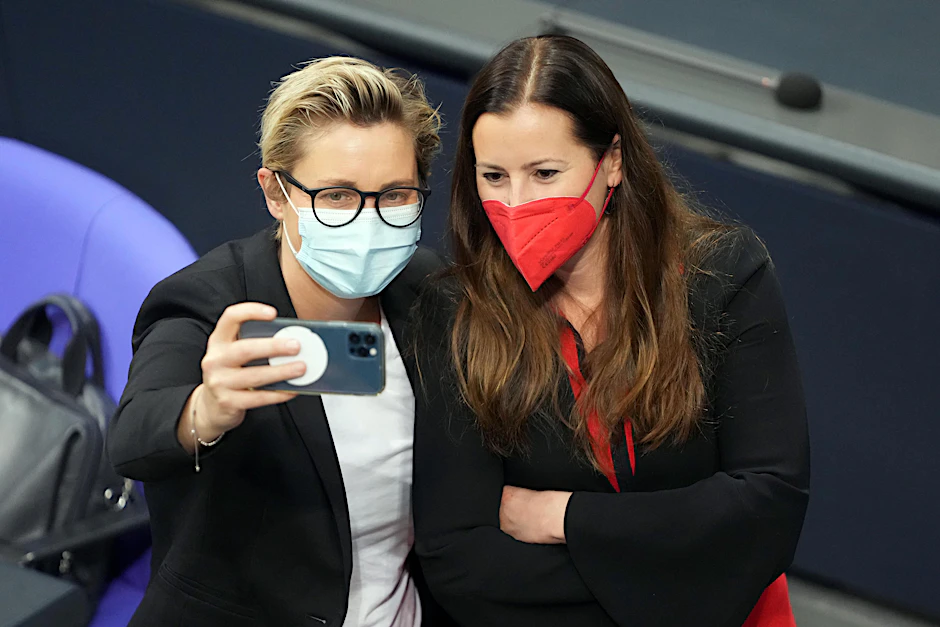 Die Parteivorsitzenden der Linkspartei Susanne Hennig-Wellsow und Janine Wissler (r.) machen Erinnerungsfotos bei der konstituierenden Sitzung des neuen Bundestags.