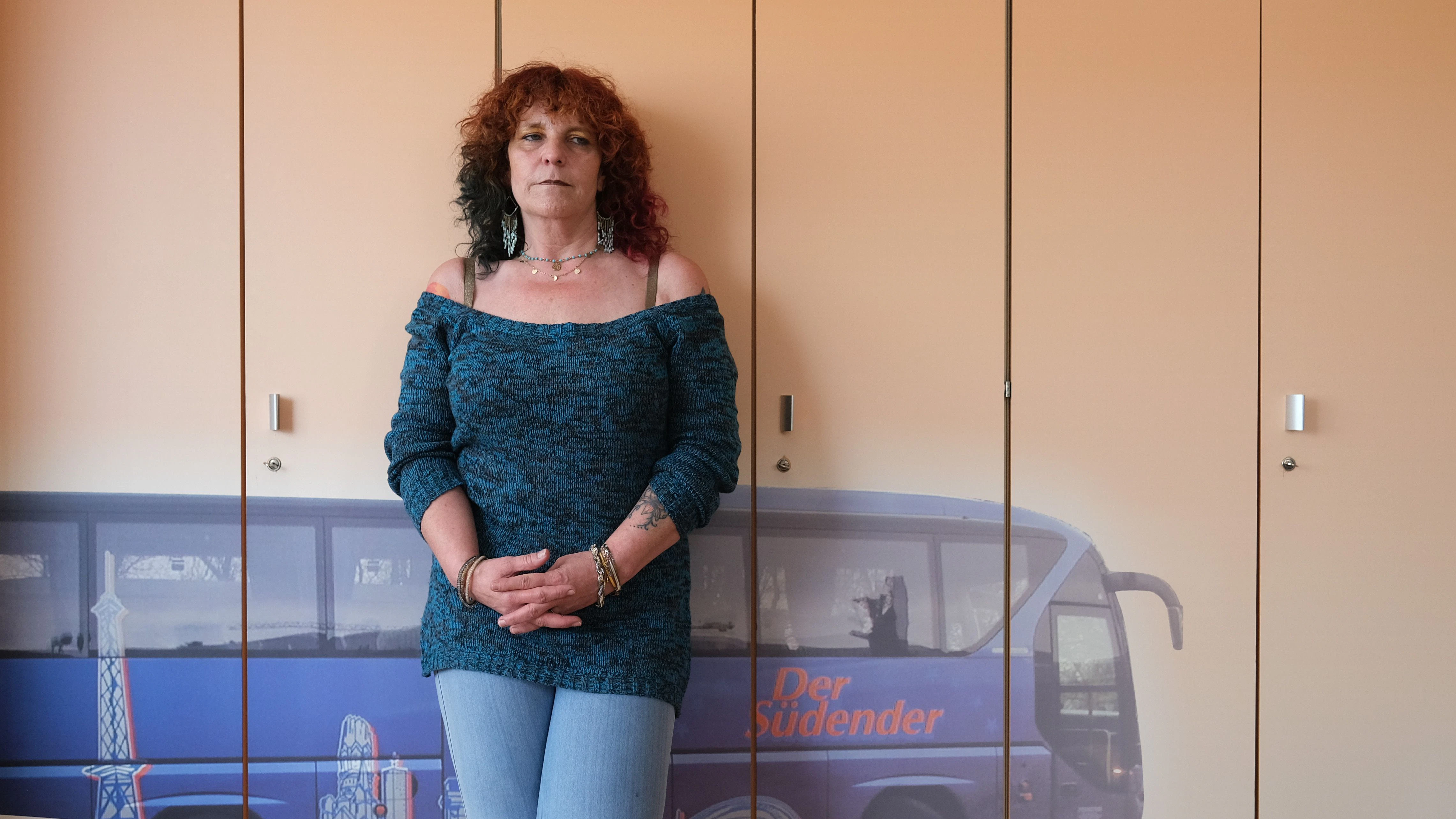 Busse – sogar an den Schranktüren. Claudia Hartmann in ihrem Büro.
