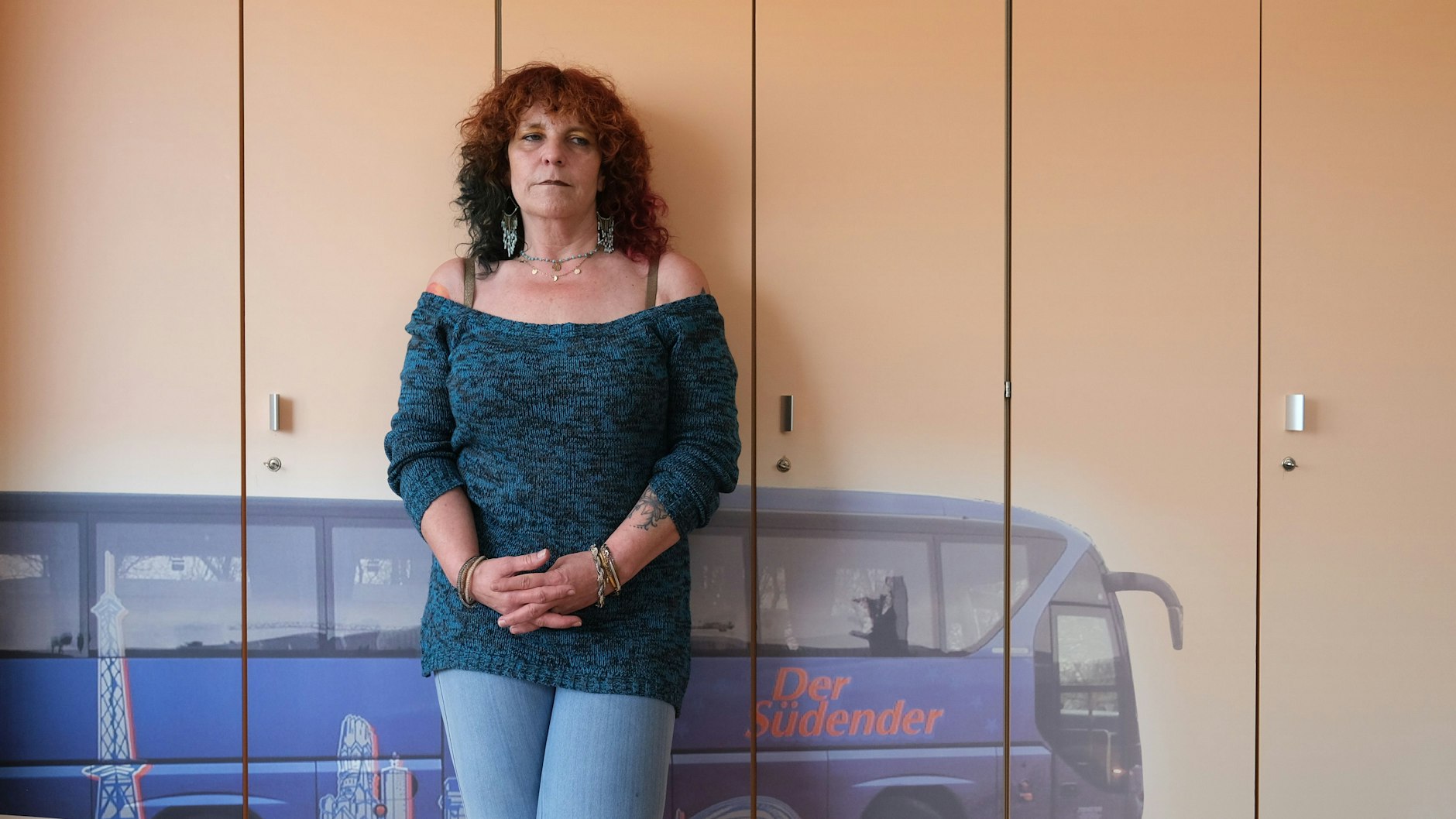 Busse – sogar an den Schranktüren. Claudia Hartmann in ihrem Büro.