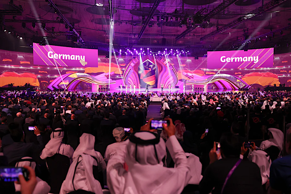 WM-Auslosung der Vorrunde in Doha: Blick auf die Bühne vor Beginn der Auslosung.