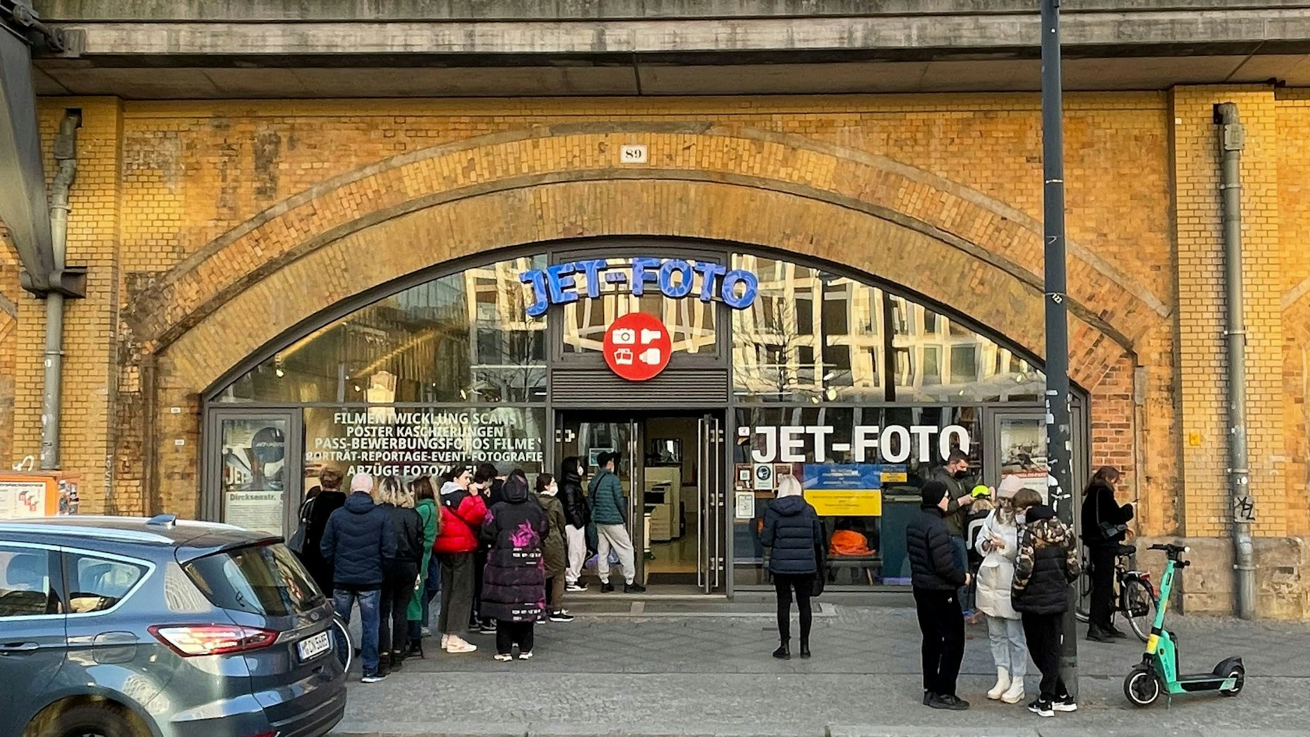 Eine kleine Schlange bildet sich vor dem Fotostudio in der Dircksenstraße.