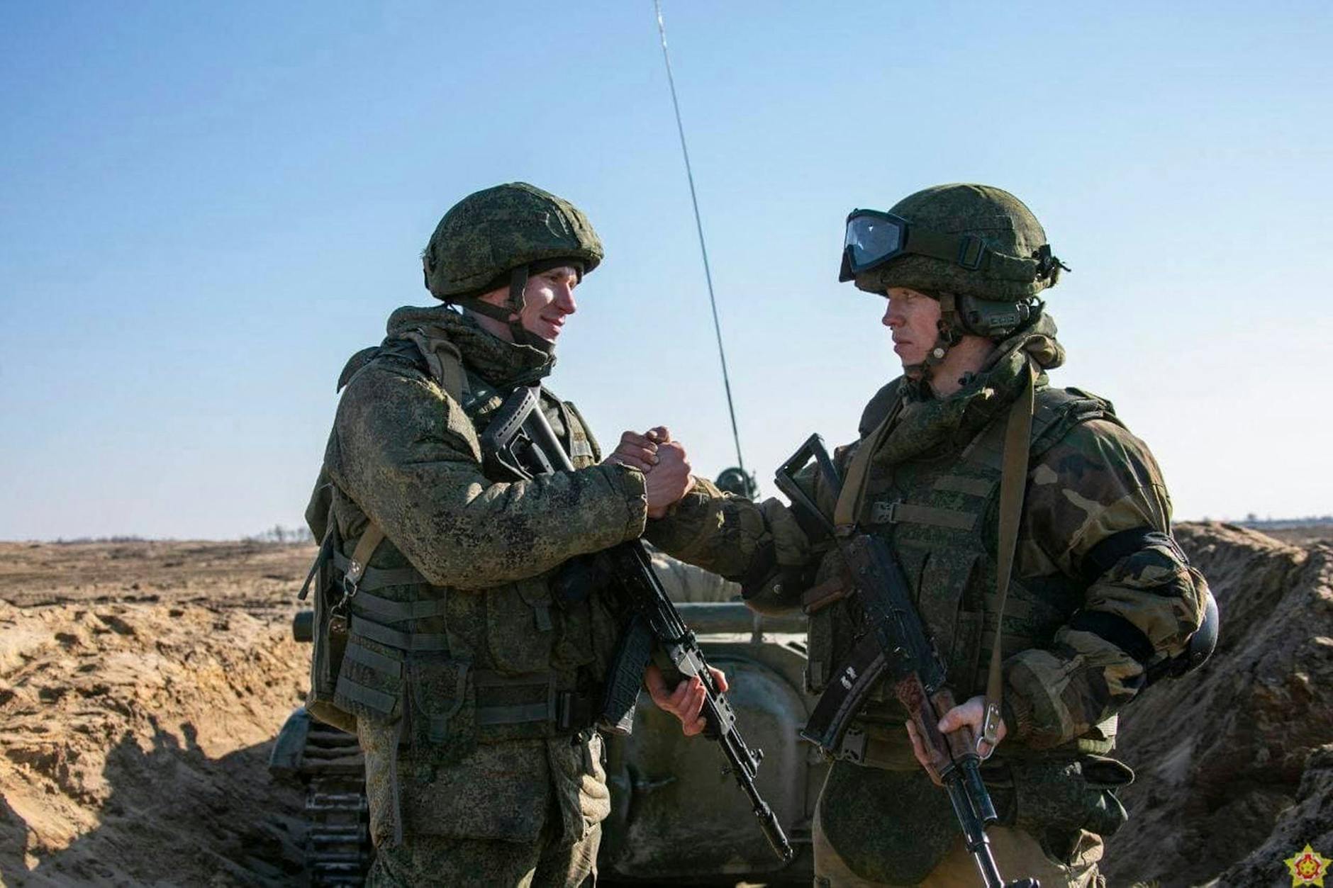 Ein russischer und ein belarussischer Soldat im Februar dieses Jahres. Ukrainische Beobachter gehen davon aus, dass es gemeinsame Manöver der Truppen geben könnte. 