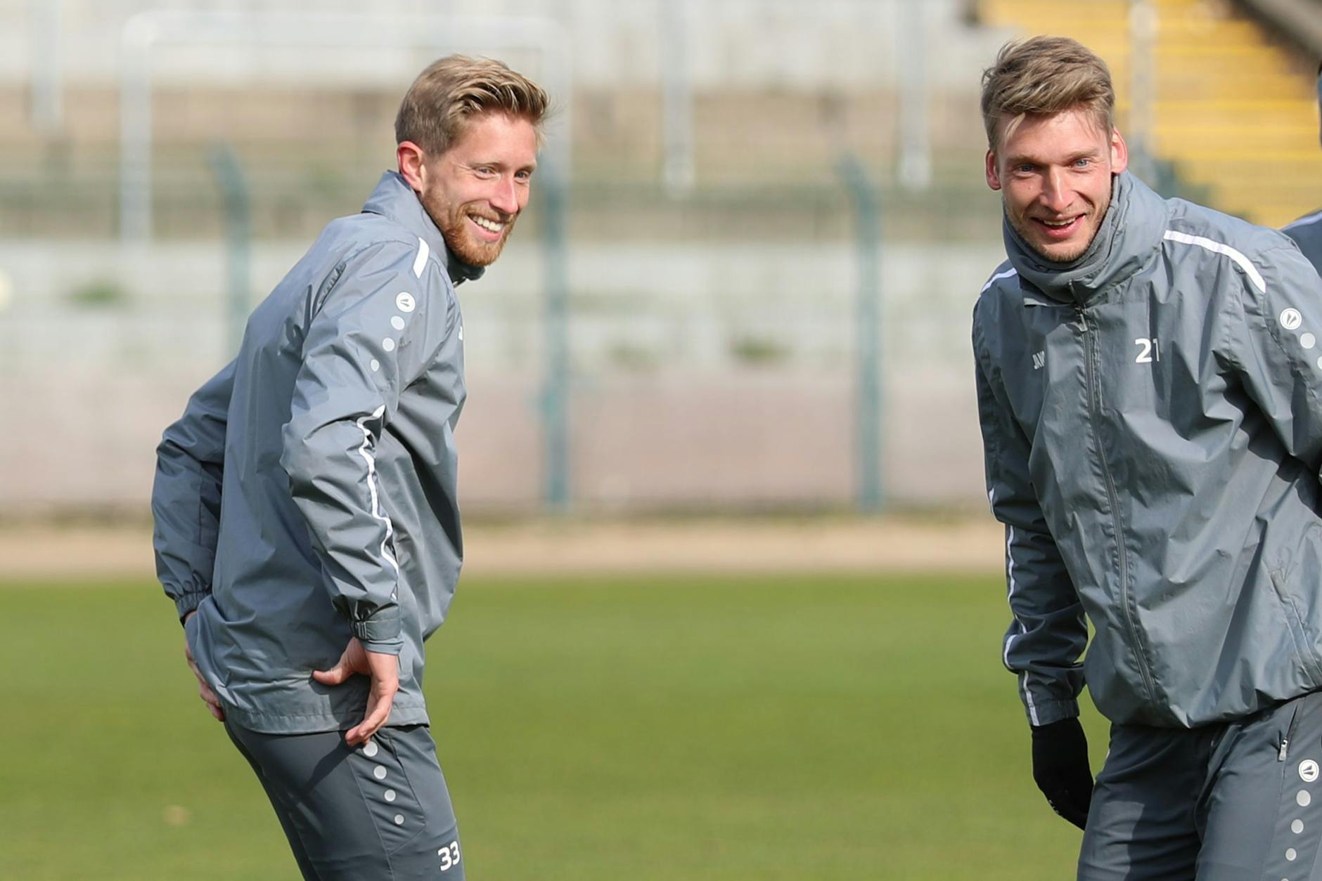 Wenn gute Laune beim Training ein Garant für drei Punkte ist, dann sollten Dynamos Sebastian Hertner (l.) und Michael Blum auch in Chemnitz wieder ihren Mann stehen können.