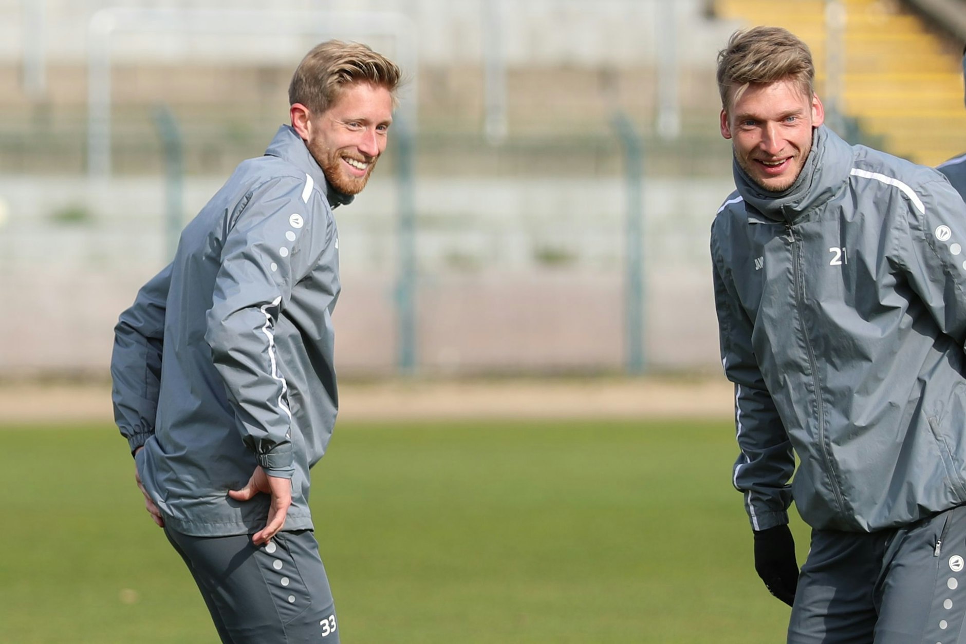Wenn gute Laune beim Training ein Garant für drei Punkte ist, dann sollten Dynamos Sebastian Hertner (l.) und Michael Blum auch in Chemnitz wieder ihren Mann stehen können.