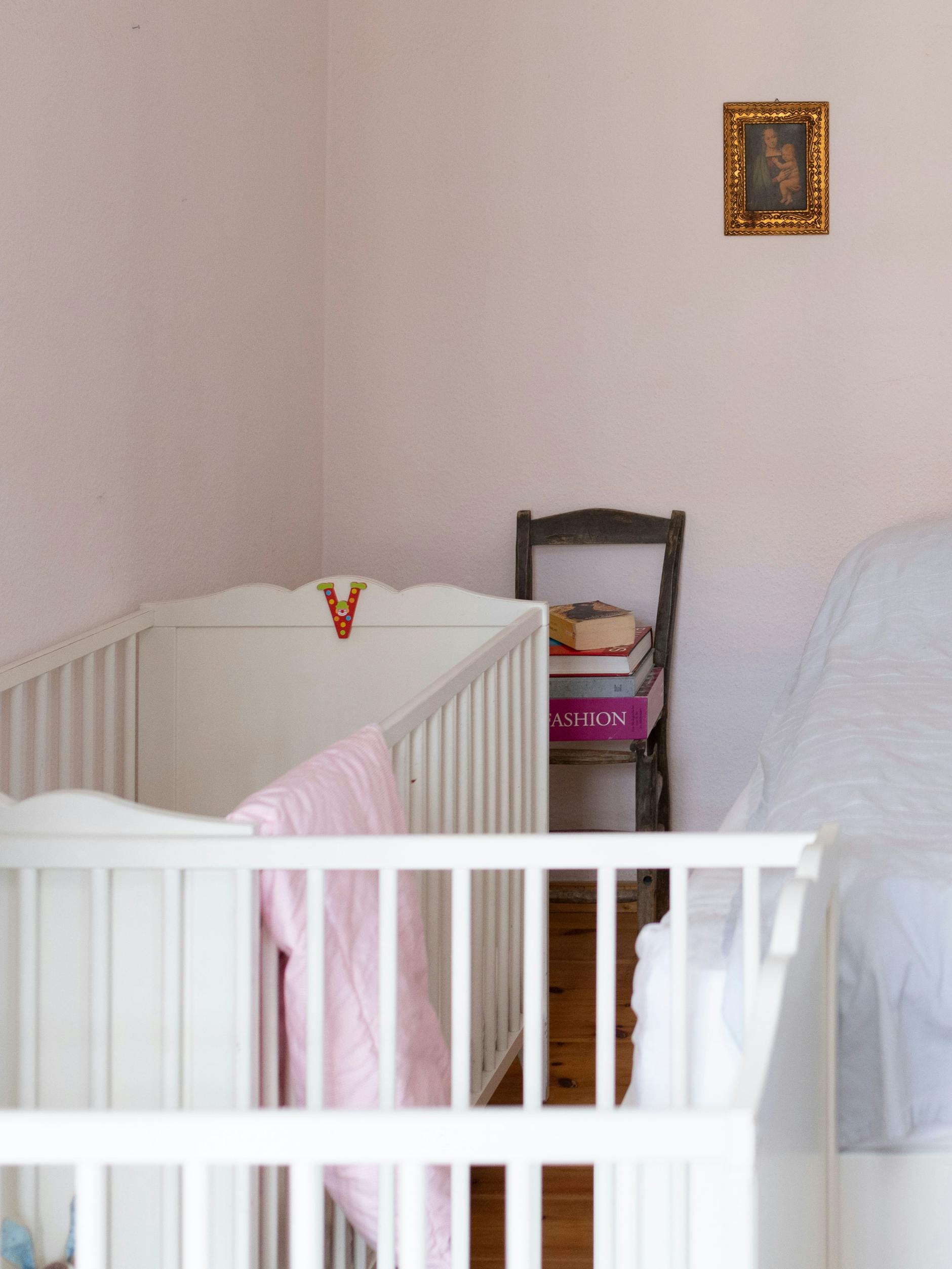 Rechts, links, dann wieder rechts: Die Babybettchen machen das Schlafzimmer zum Labyrinth.