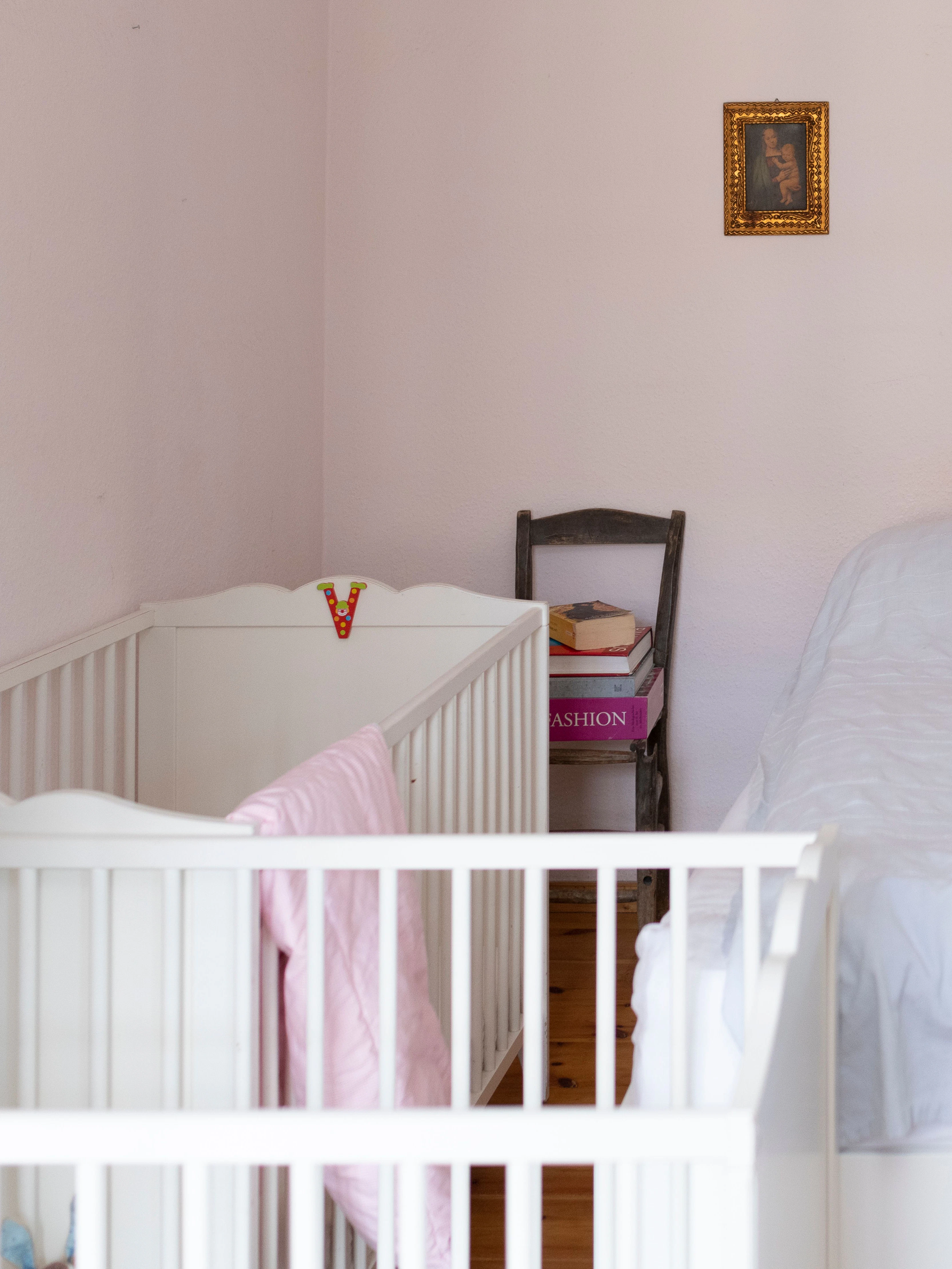 Rechts, links, dann wieder rechts: Die Babybettchen machen das Schlafzimmer zum Labyrinth.