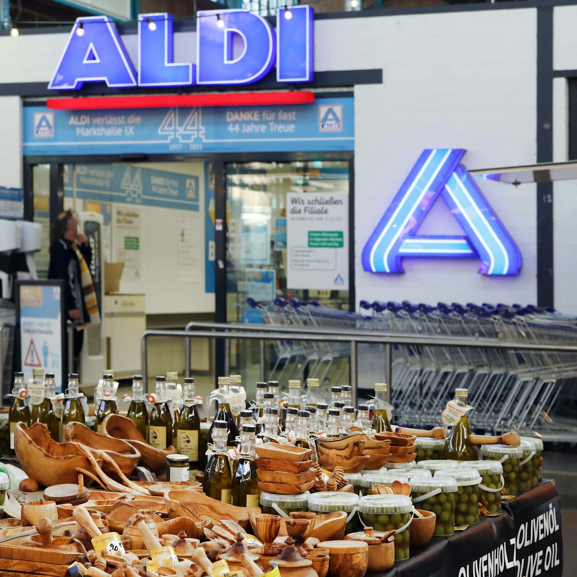 Nachdem Aldi Lebensmittel verteuert hat: Discounter erhöht Mindestlohn auf 14 Euro – doch in DIESEM Land werden jetzt Lebensmittel billiger!