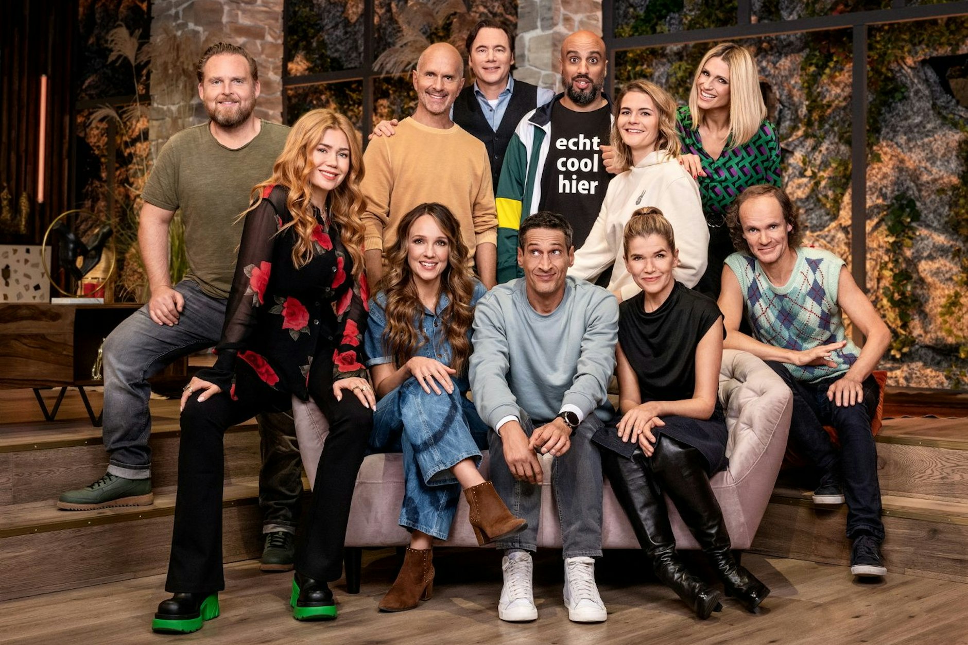 Die Stars aus der dritten Staffel der Comedy-Show LOL - Last One Laughing. Sie müssen sich gegenseitig zum Lachen bringen, dürfen aber selbst nicht lachen. Moderiert wird die Show von Michael Bully Herbig.