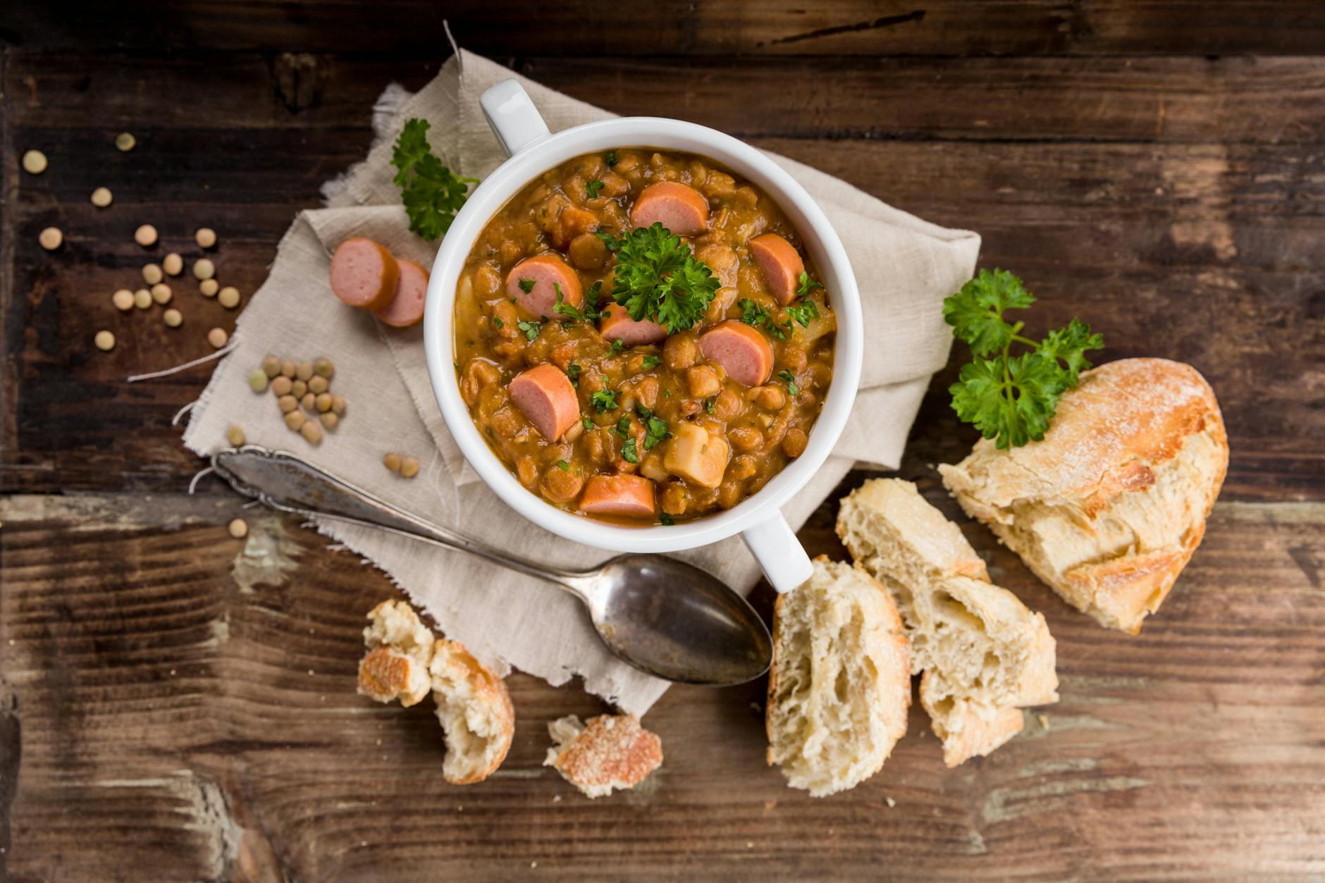 Linsensuppe mit Würstchen ist ein echter Klassiker der Hausmannskost.