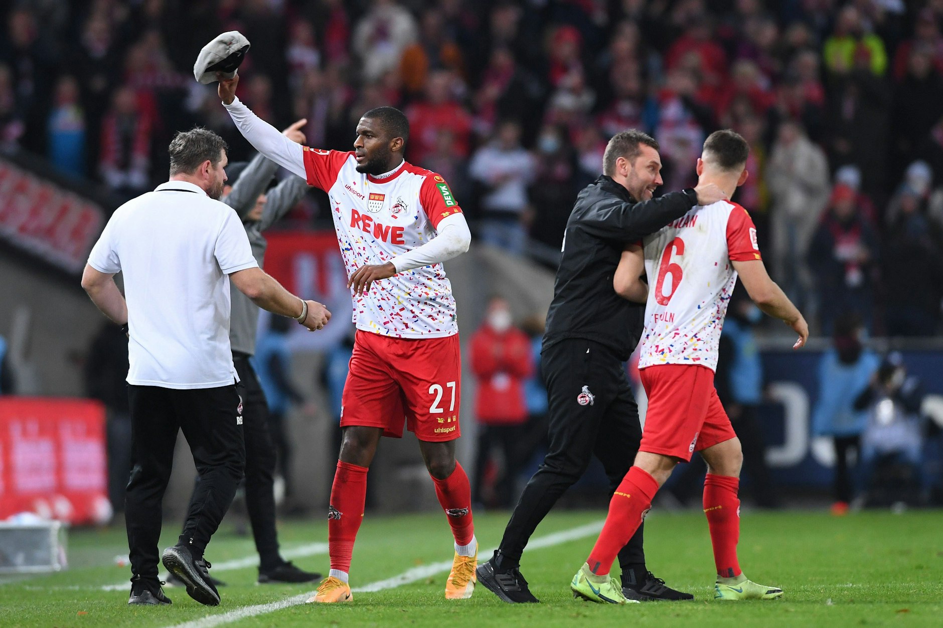 Anthony Modeste reißt seinem Trainer Steffen Baumgart die Schiebermütze vom Kopf, um nach seinem Treffer zum 2:2 im Hinspiel ausgelassen damit zu jubeln.