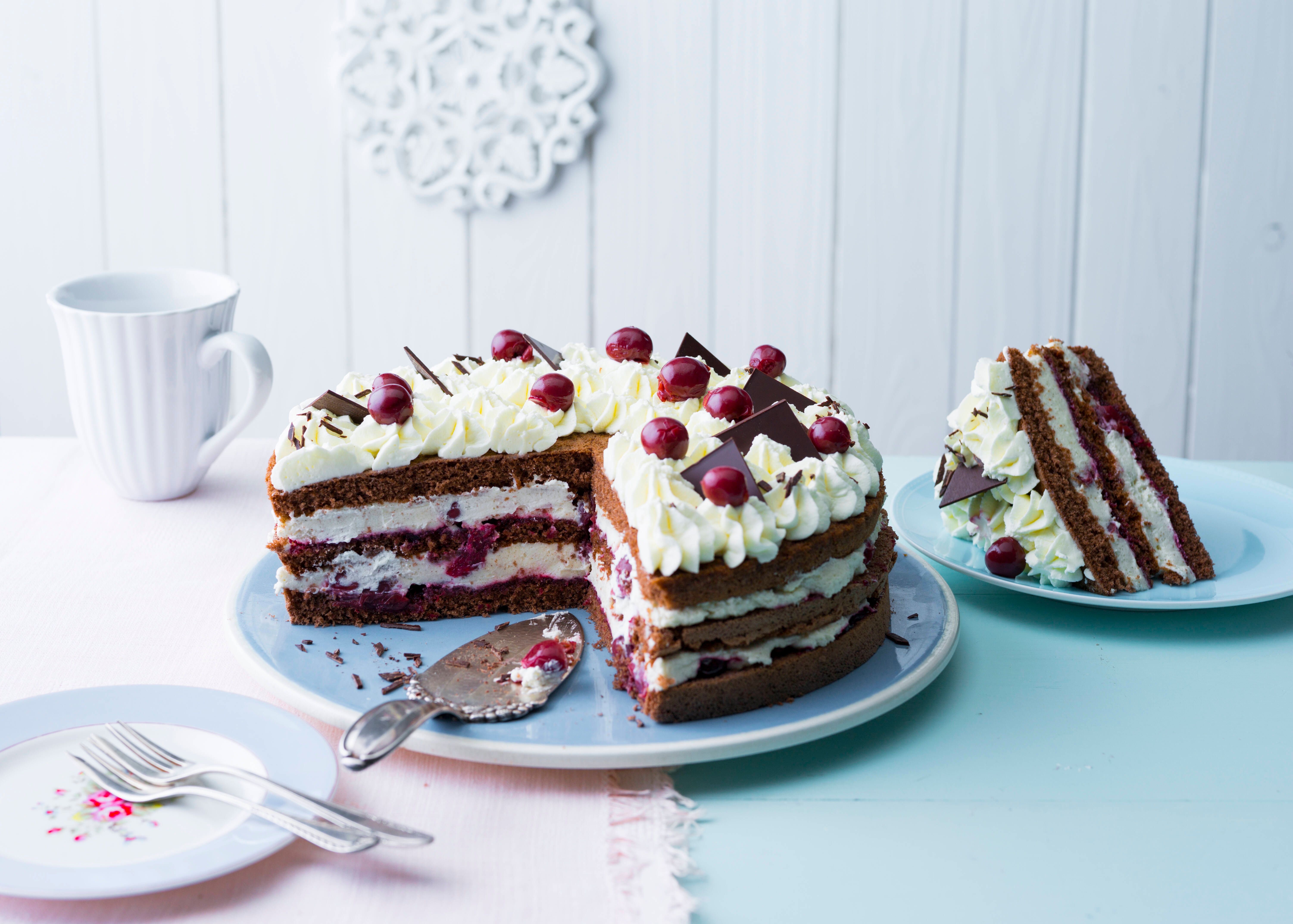Das tolle Back-Projekt fürs Wochenende: Rezept für Schwarzwälder Kirschtorte! Mit dieser Anleitung zaubern Sie den leckeren Klassiker im Handumdrehen