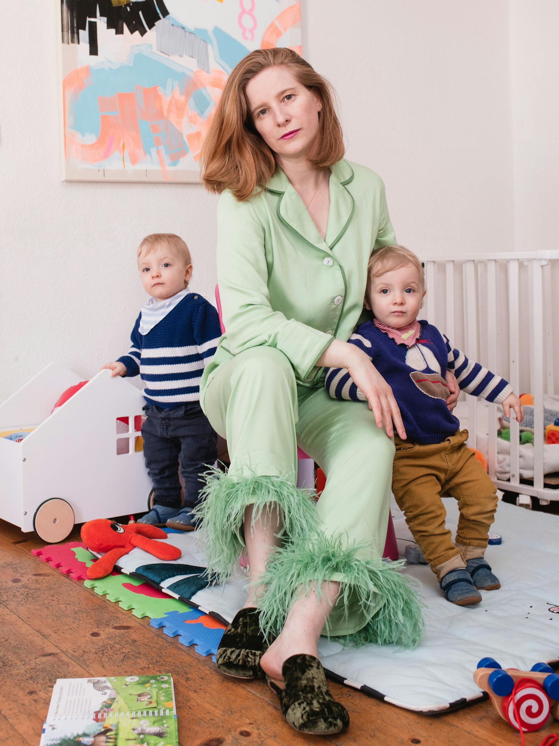 Kunst in der Spielecke: Hinter Christine Korte, Vito (links) und Carlo hängt ein Bild der Künstlerin Susanne Bonowicz.