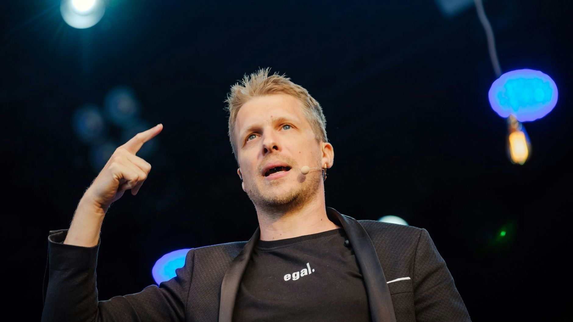 Man kann Oliver Pocher lieben oder hassen - aber schlagen muss man ihn nicht.