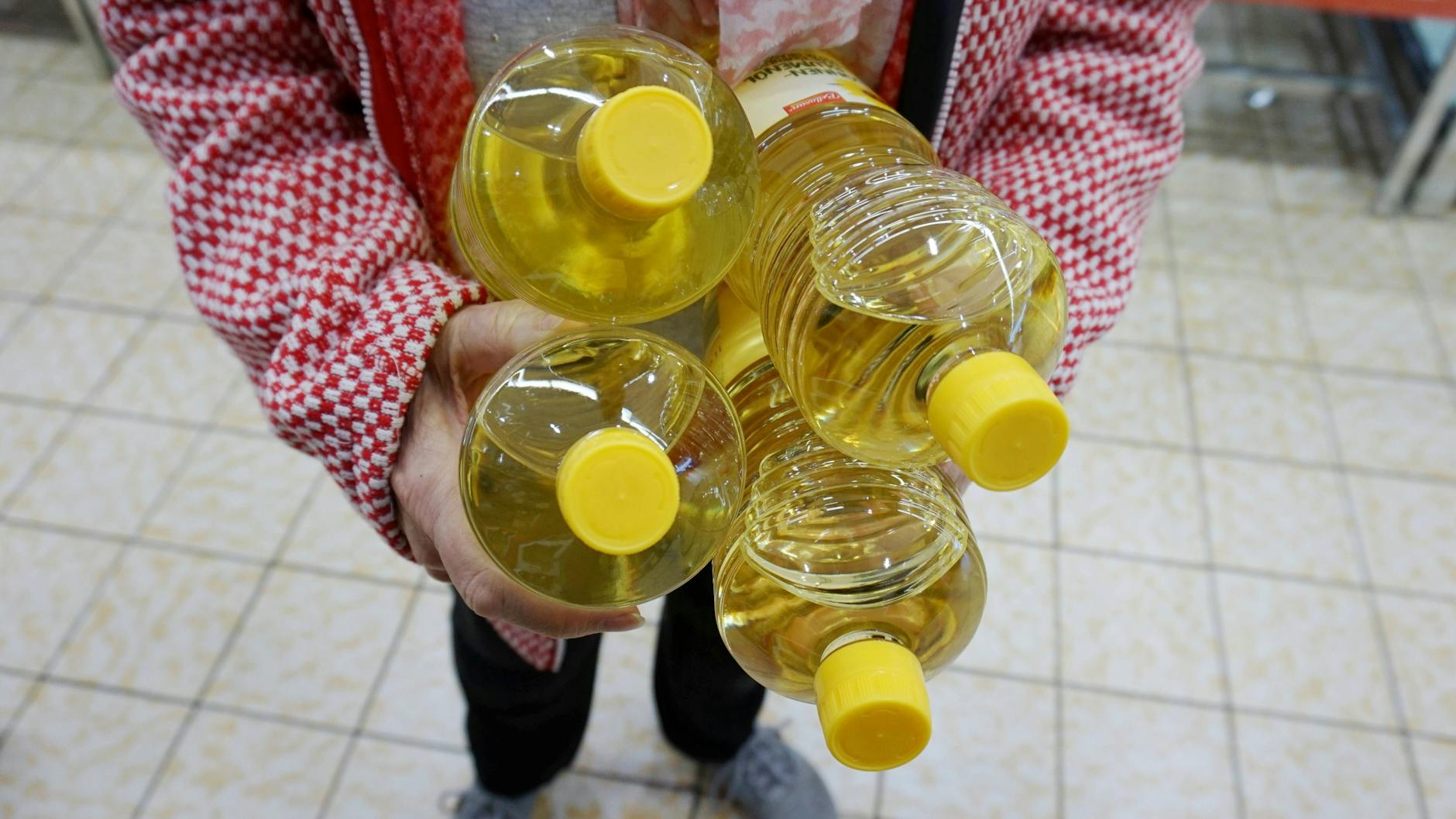 Die Deutschen decken sich mit Speiseöl ein.