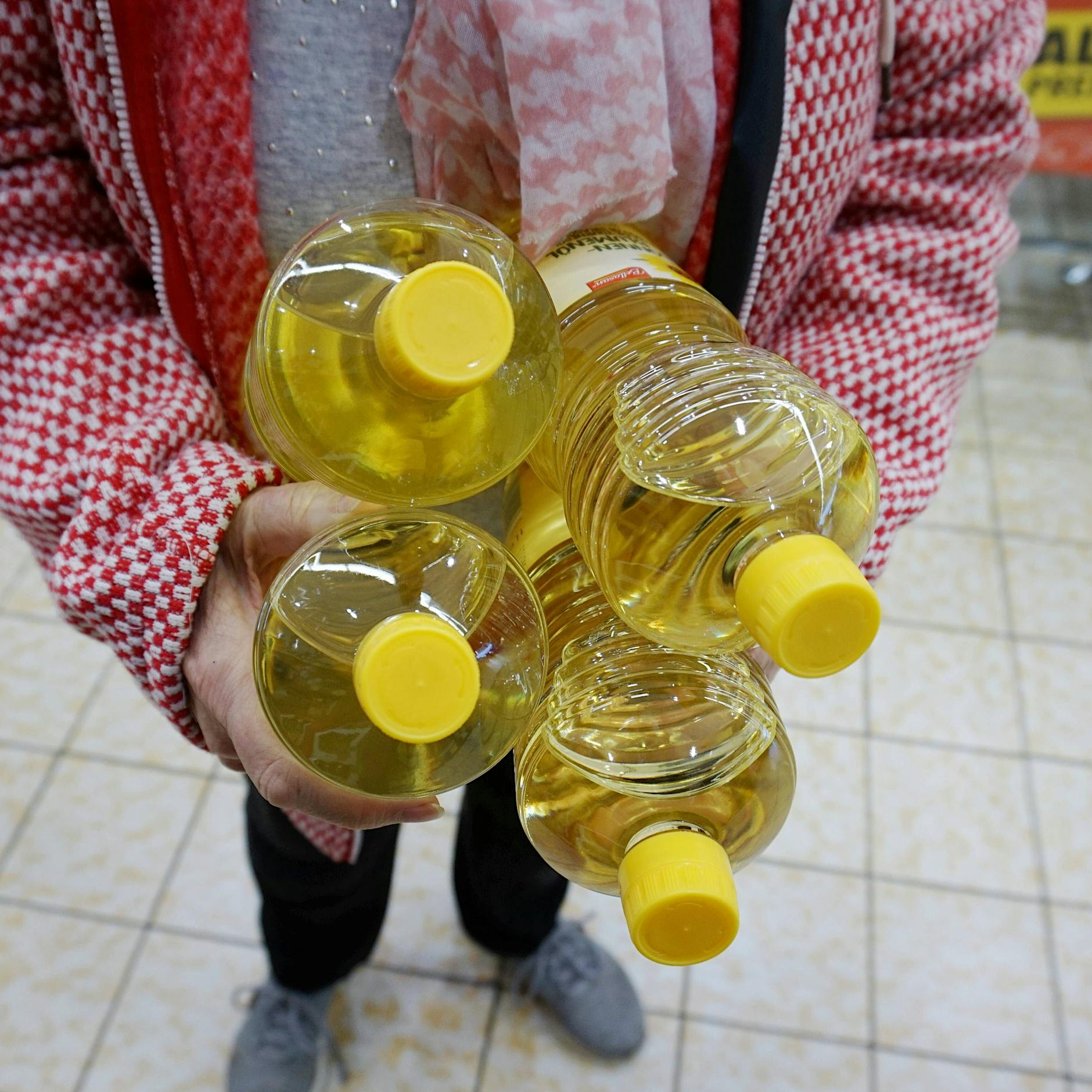 Behörde bestätigt: Deutsche hamstern Speiseöl und Mehl