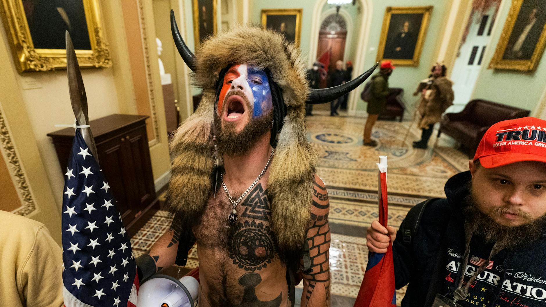 Mittlerweile zu mehr als drei Jahren Haft verurteilt: Kapitol-„Schamane“ Jacob Chansley.